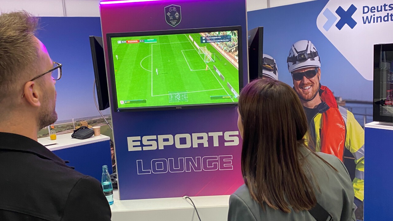 Unsere Recruiter*innen Edgar und Jorina in der eSports Lounge