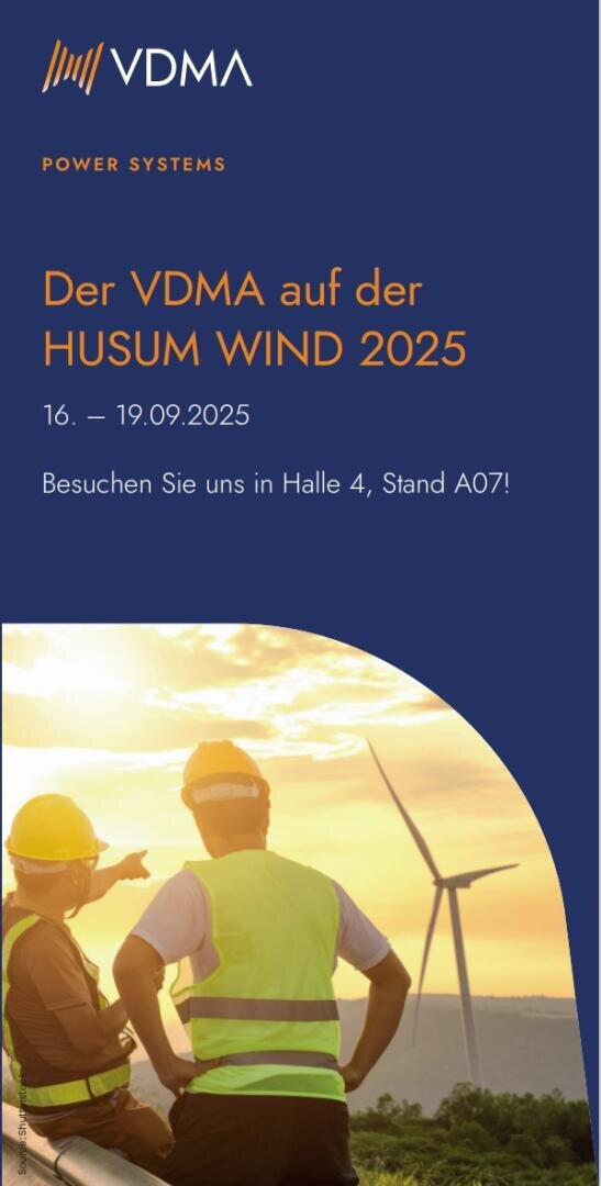 Zwei Arbeiter in Schutzkleidung zeigen bei Sonnenuntergang auf eine Windkraftanlage auf einem Feld. Das Bild wirbt für den VDMA auf der HUSUM WIND 2025, mit Veranstaltungsdaten und Ortsangaben im Text darüber.
