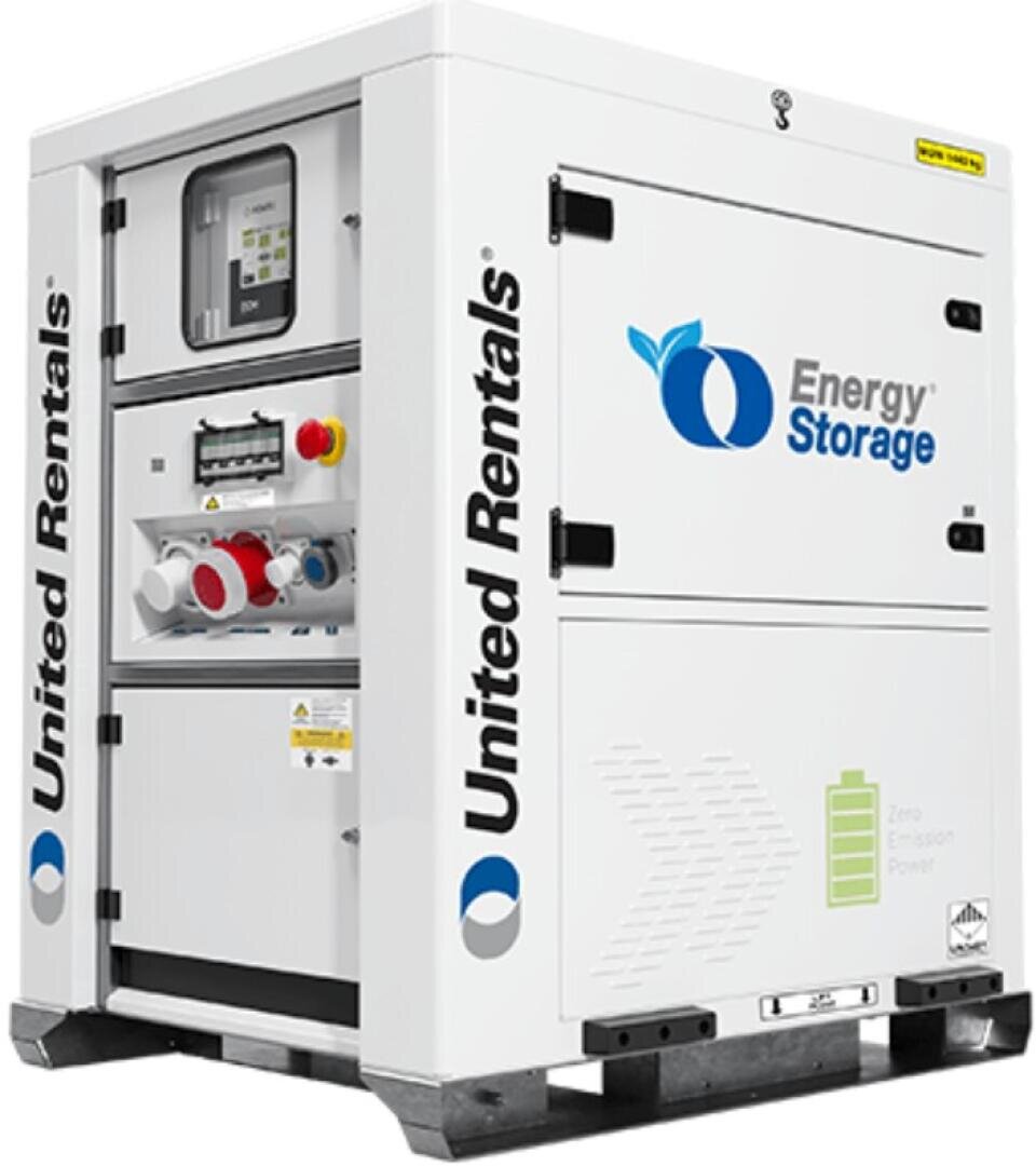 Weiße Energiespeichereinheit von United Rentals mit Bedienfeld, Anschlüssen und Firmenlogo, beschriftet mit Energy Storage and Zero Emission Power, auf einer Metallpalette.