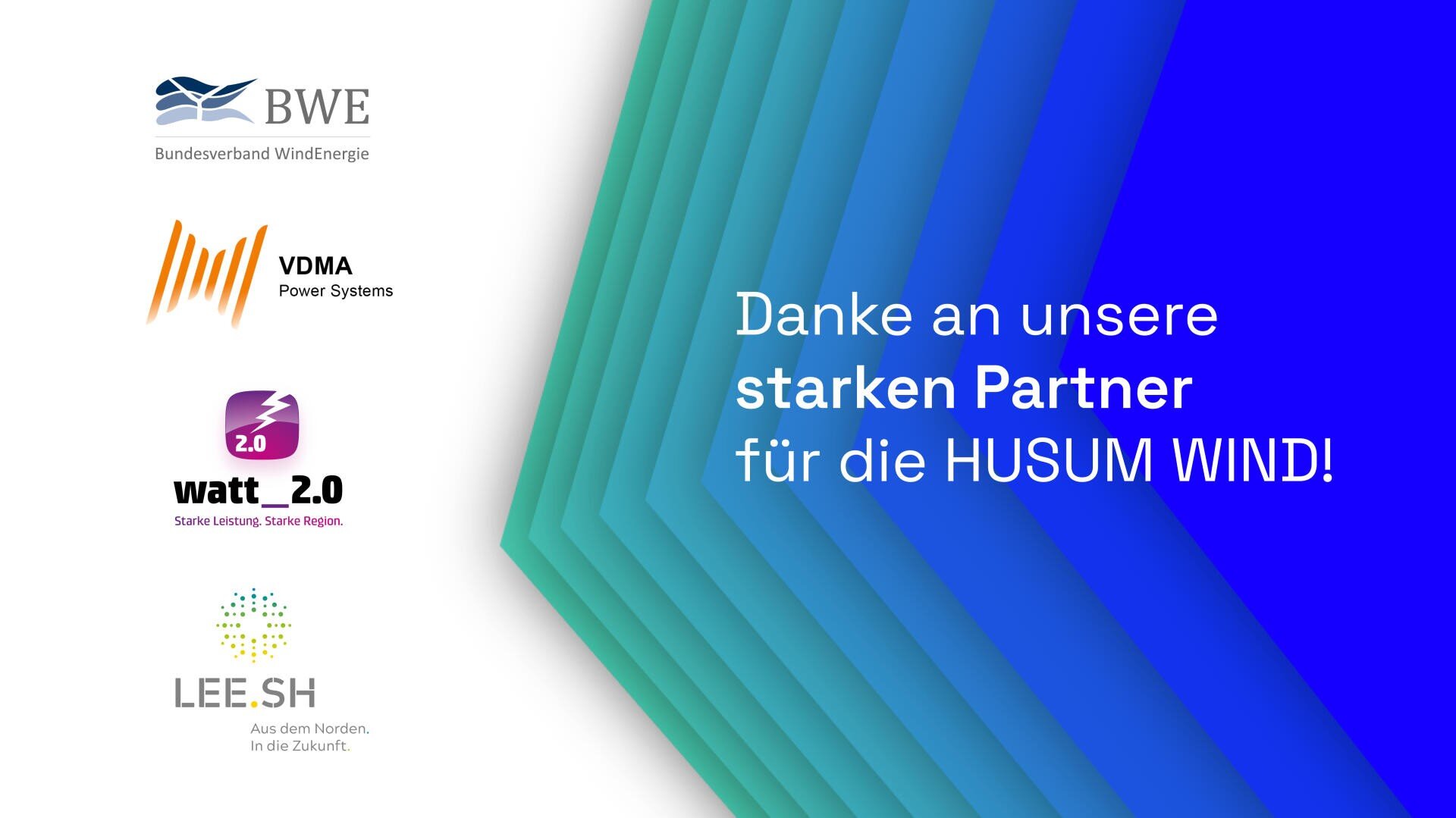 Logos von BWE, VDMA Power Systems, watt_2.0, und LEE.SH mit der Botschaft: Danke an unsere starken Partner für die HUSUM WIND! auf einem blau-weißen geometrischen Hintergrund.