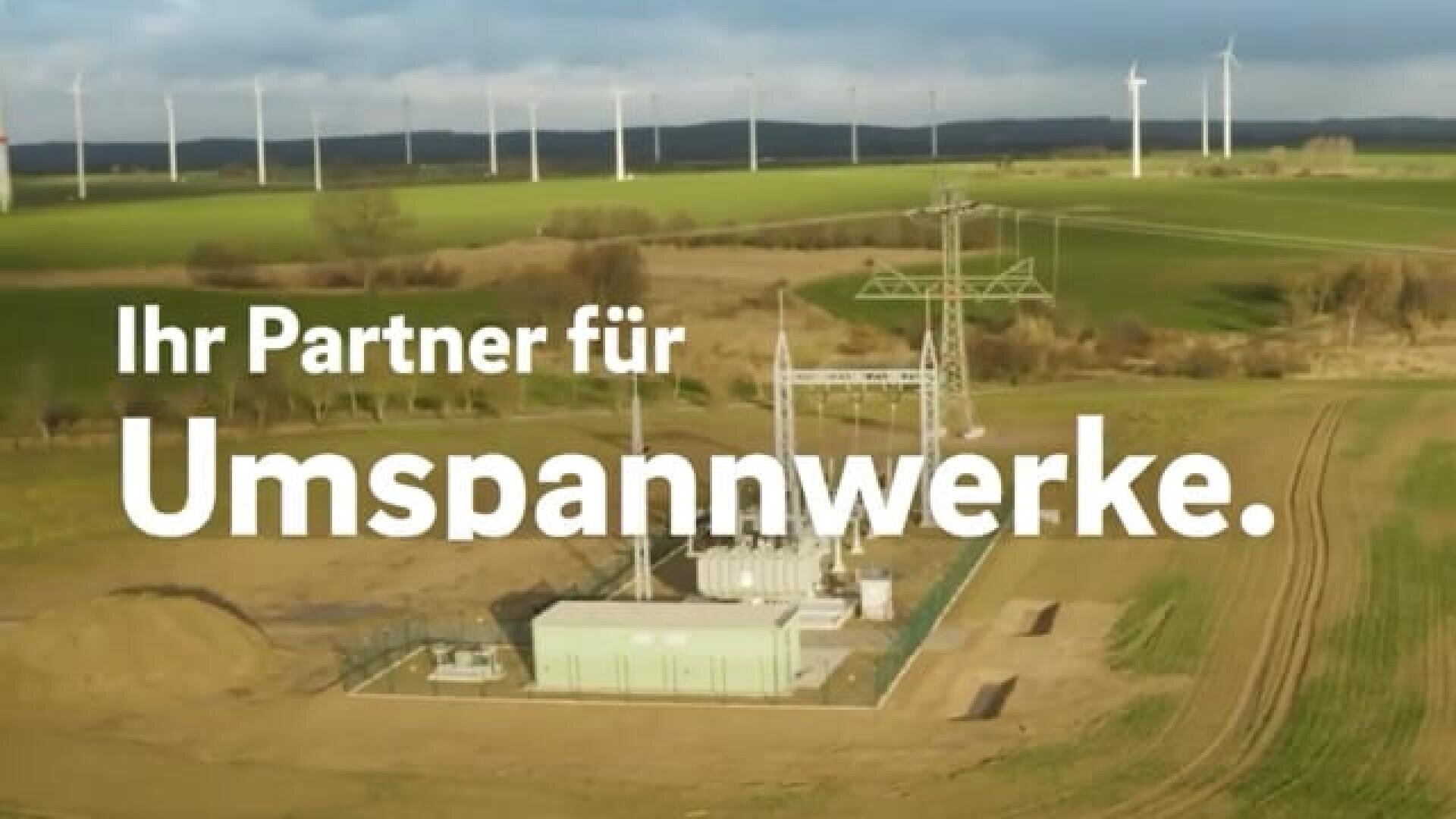 In diesem Video wird Bildmaterial gezeigt, das unser Dienstleistungsportfolio widerspiegelt. Zu sehen sind unter anderem die Drohnenaufnahmen eines Umspannwerkes, die Anlieferung einer Trafostationen sowie die Betriebsführung dieser elektrischen Anlagen. Am Ende wird eine Deutschlandkarte eingeblendet, auf der die Netzgebiete der MITNETZ STROM sowie die ihrer Schwestergesellschaften eingezeichnet sind.