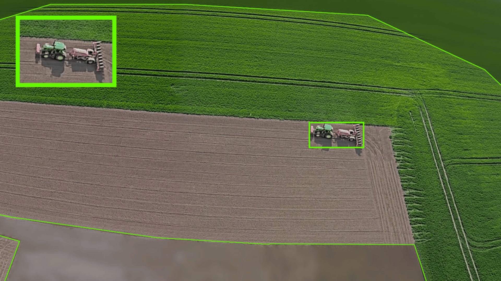 Luftaufnahme eines Traktors beim Pflügen eines Feldes, hervorgehoben durch einen grünen Kasten. Ein vergrößerter Ausschnitt zeigt den Traktor und weitere Details. In der Umgebung sind grüne Felder und Erde zu sehen.