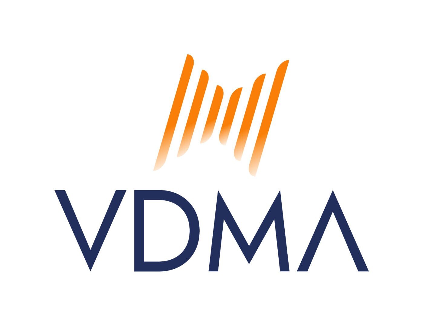 VDMA-Logo mit fettgedrucktem, dunkelblauem VDMA-Text unter vier orangefarbenen, stilisierten, diagonalen Linien, die von links nach rechts in der Höhe abnehmen.