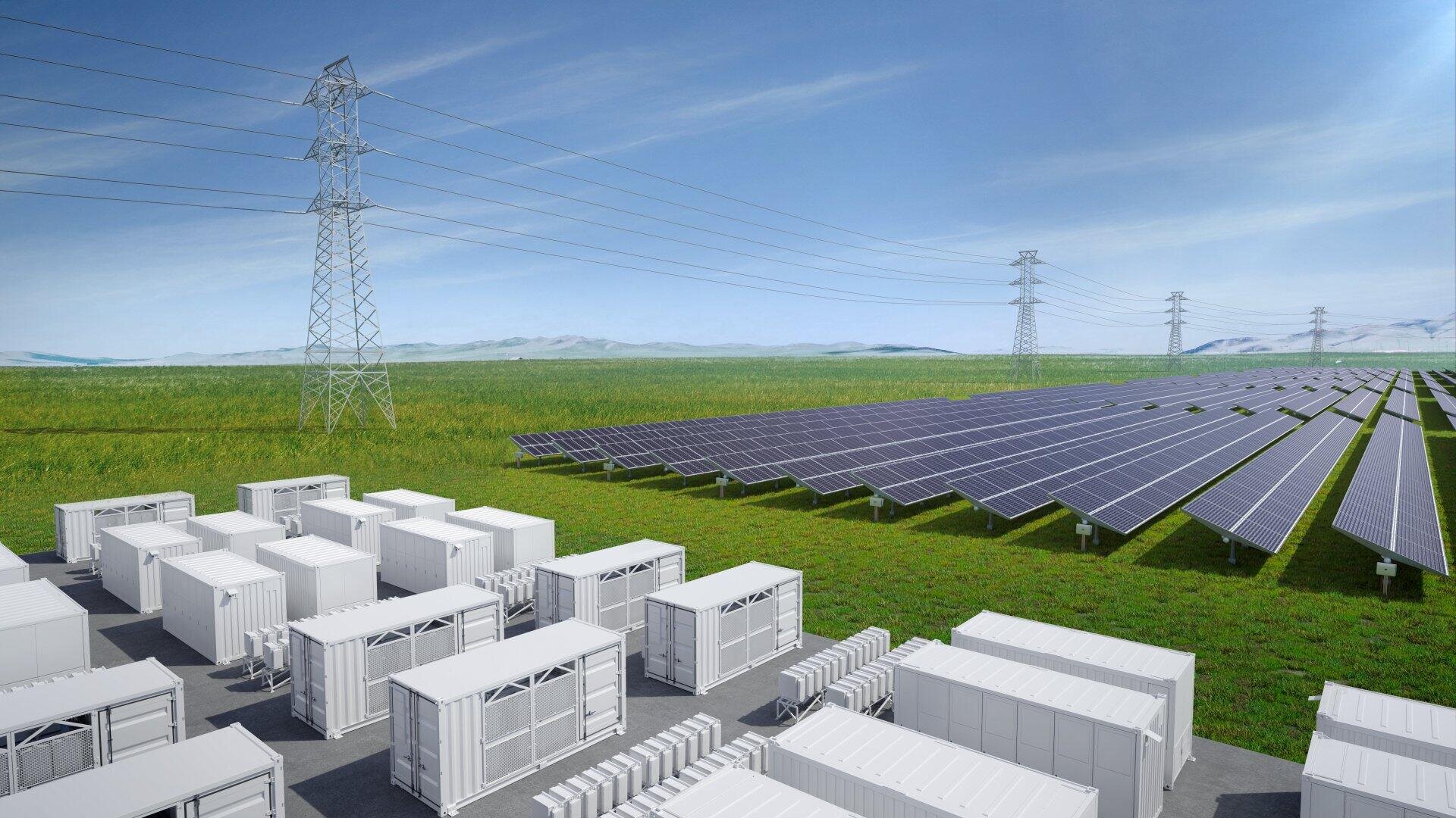 Aufgereihte Solarmodule auf einer Wiese mit großen Stromübertragungsleitungen über dem Kopf; im Vordergrund sind weiße Speicherbehälter und Batterieeinheiten unter blauem Himmel zu sehen.
