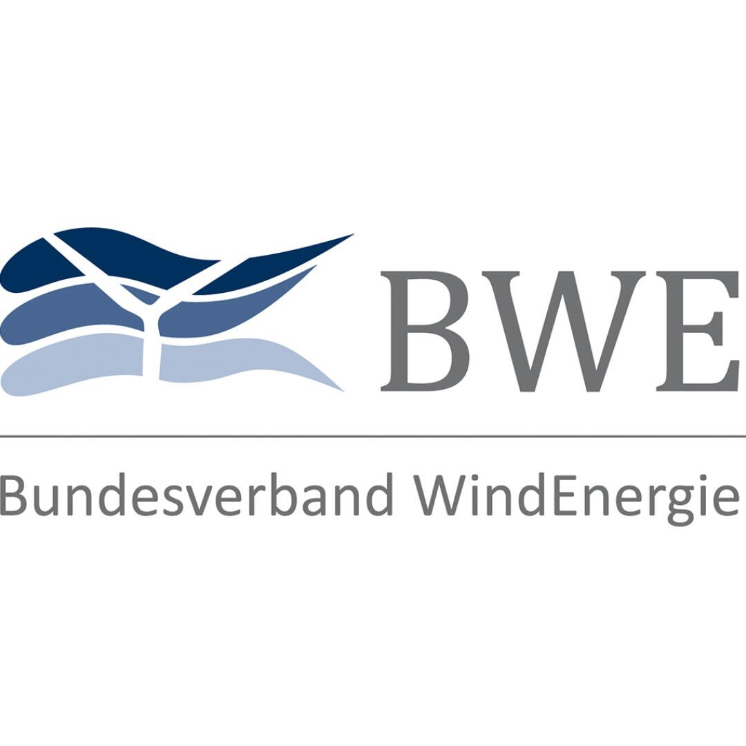 Logo des Bundesverbandes WindEnergie (BWE) mit stilisierten blauen Windradblättern und dem Schriftzug „BWE Bundesverband WindEnergie“ auf weißem Hintergrund.