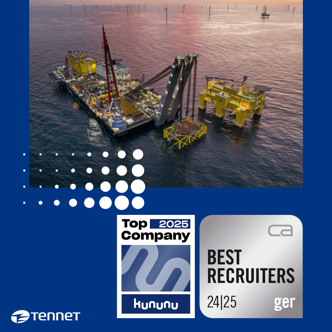 Luftaufnahme einer Offshore-Baustelle mit Kränen und Plattformen auf See. Darunter stehen die Plaketten Top Company 2025 Kununu und Best Recruiters 24/25 ger. In der Ecke erscheint das Logo von TenneT.