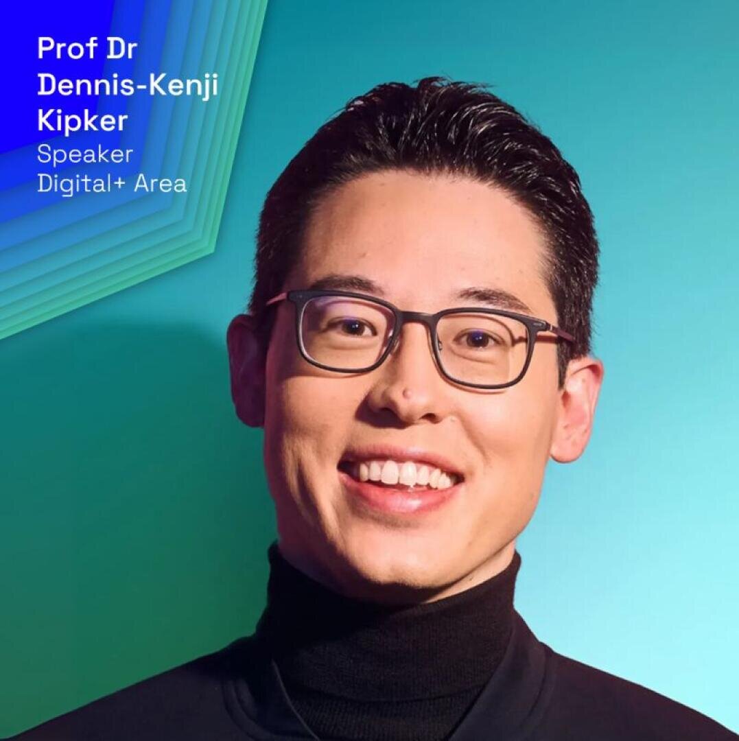 Ein lächelnder Mann mit kurzen dunklen Haaren und Brille, der einen schwarzen Rollkragenpullover und eine Jacke trägt, ist vor einem blau-grünen Hintergrund mit Farbverlauf abgebildet. Der Text lautet: Prof. Dr. Dennis-Kenji Kipker, Sprecher, Digital+ Area.