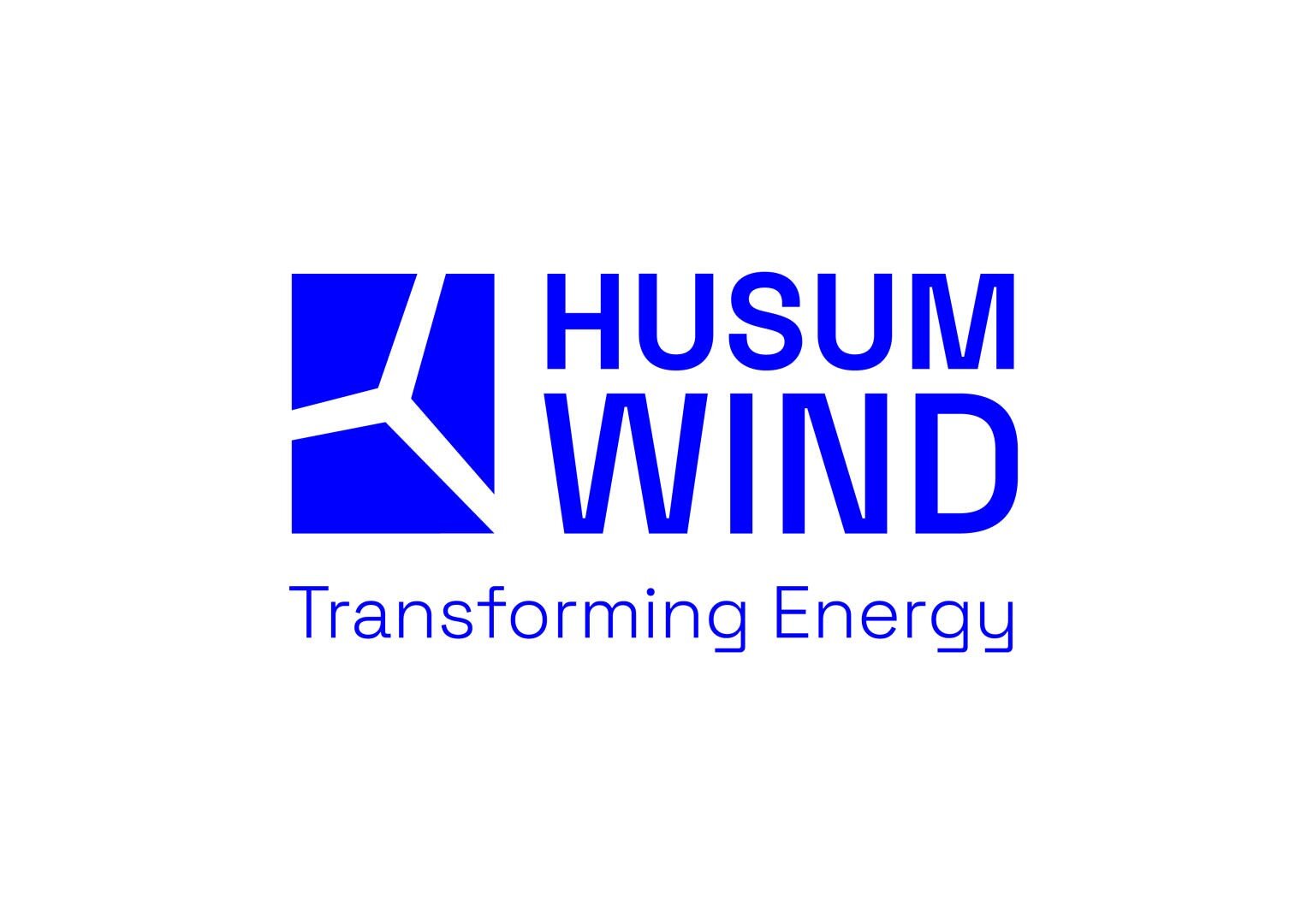 Logo für HUSUM WIND mit einem blauen Windradsymbol neben dem Text "HUSUM WIND" in fetter blauer Schrift, darunter der Slogan "Transforming Energy" in einem helleren Blau.