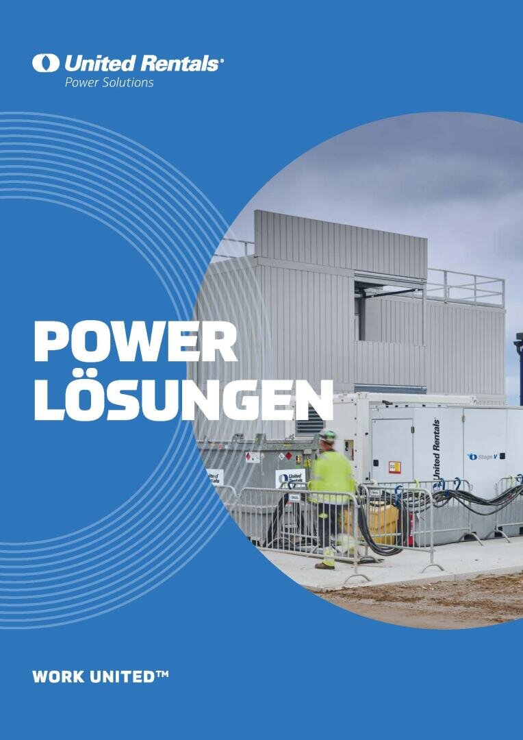 Ein Arbeiter in einer gelben Jacke steht neben einem großen weißen Stromgenerator vor einem modernen Industriegebäude. Der Text lautet "Power Lösungen" mit dem Schriftzug "United Rentals" und einem blauen kreisförmigen grafischen Hintergrund.