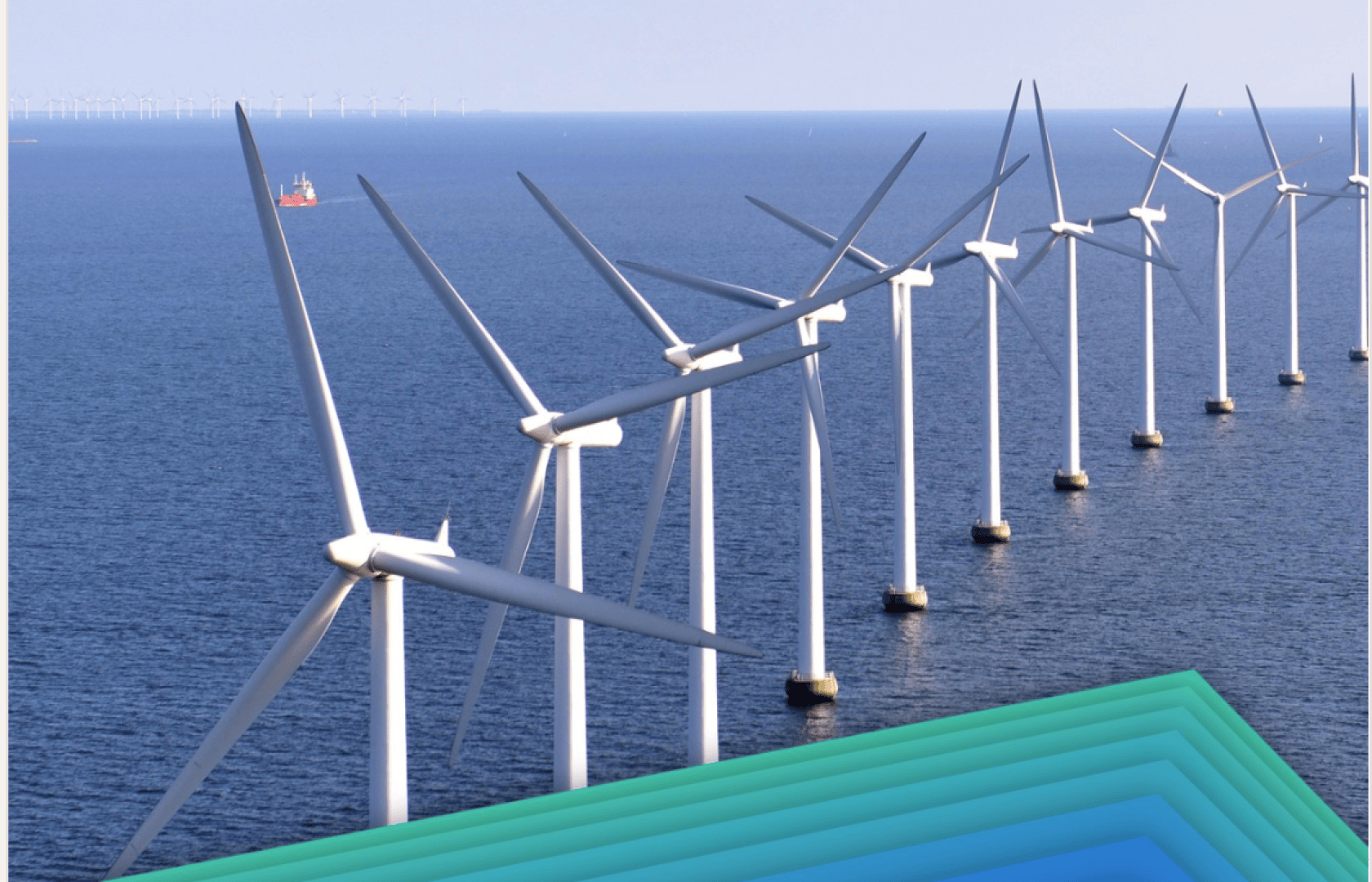 Reihen großer weißer Windturbinen stehen im Meer und erzeugen erneuerbare Energie. In der Ferne ist ein rotes Schiff auf dem Wasser zu sehen. Im Vordergrund ist ein geometrisches blaues und grünes grafisches Element zu sehen.