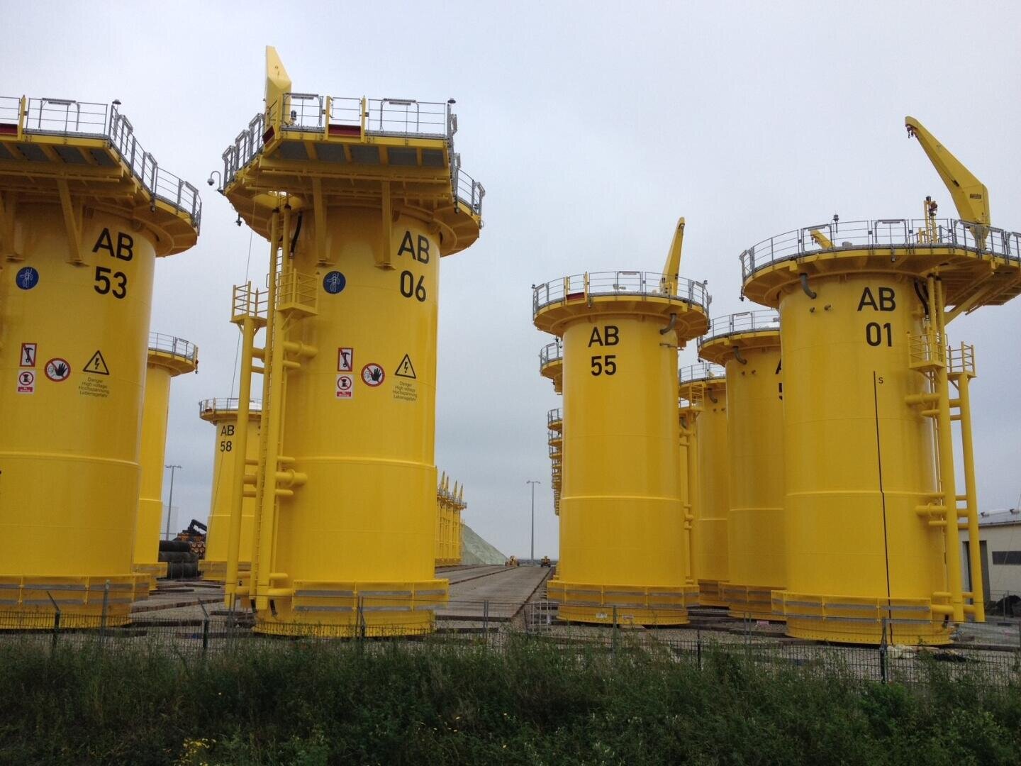 Transition Pieces für den Windpark Arkona Becken warten im Hafen von Mukran