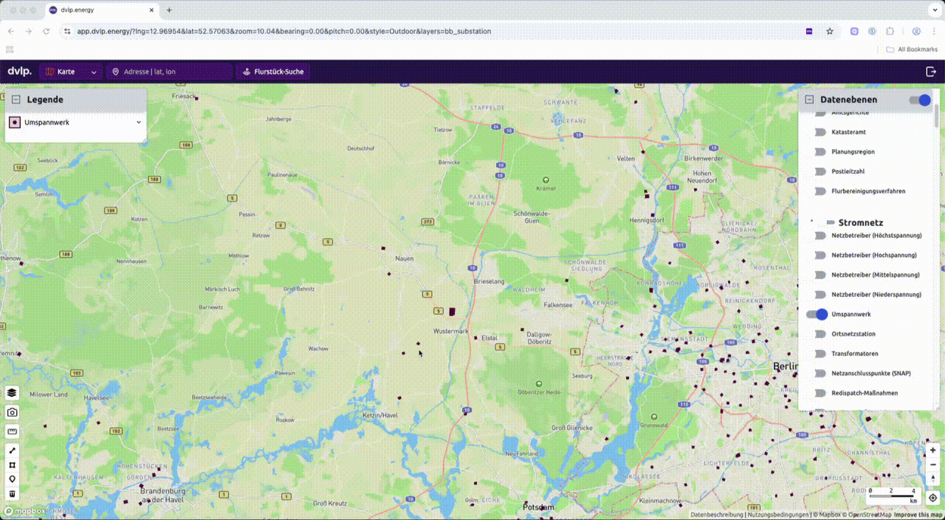 Screenshot einer interaktiven Karte aus einer Webanwendung mit verschiedenen Datenebenen und Filtern auf der rechten Seite. Die Karte scheint sich auf Berlin und die umliegenden Gebiete zu konzentrieren, wobei die verschiedenen Orte durch farbige Symbole gekennzeichnet sind.