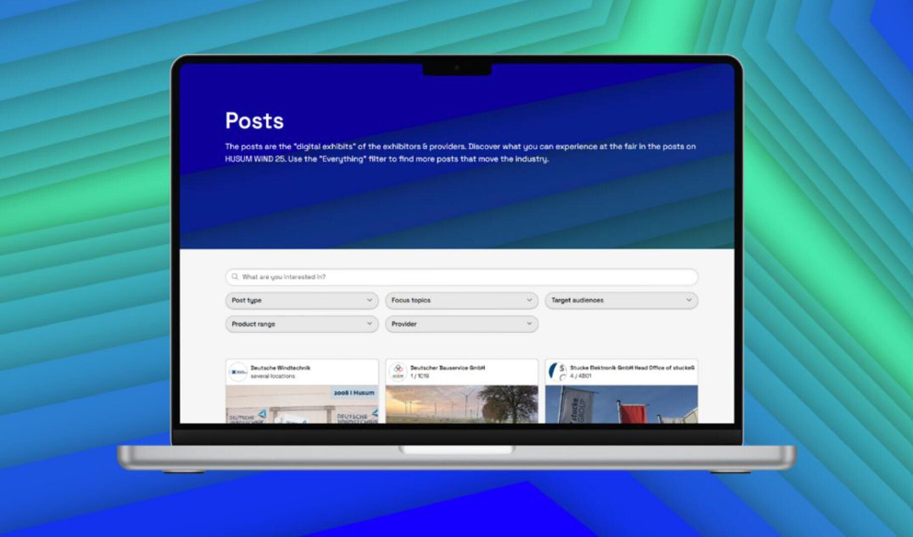 Ein Laptop zeigt eine Webseite mit dem Titel Posts mit mehreren Filteroptionen und Vorschaubildern von Artikeln an. Der Hintergrund zeigt abstrakte blaue und grüne Farbverläufe mit geometrischen Mustern.