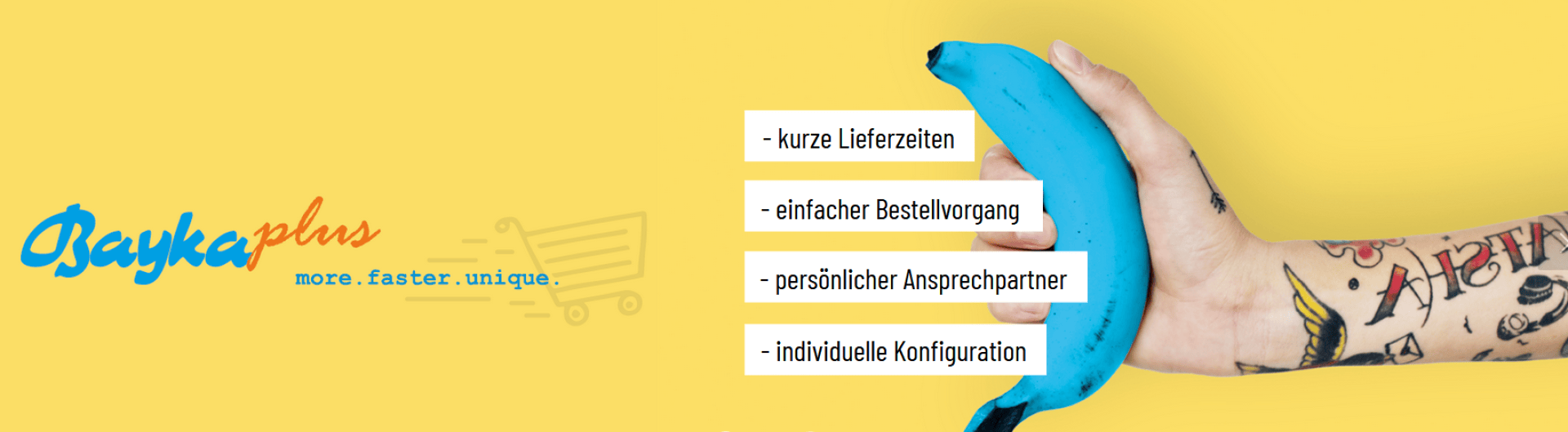 Eine tätowierte Hand hält eine blaue Banane vor einem gelben Hintergrund. Der Text neben der Banane listet Serviceleistungen in deutscher Sprache auf, mit "Osayka plus" und einem Einkaufswagen-Logo auf der linken Seite.