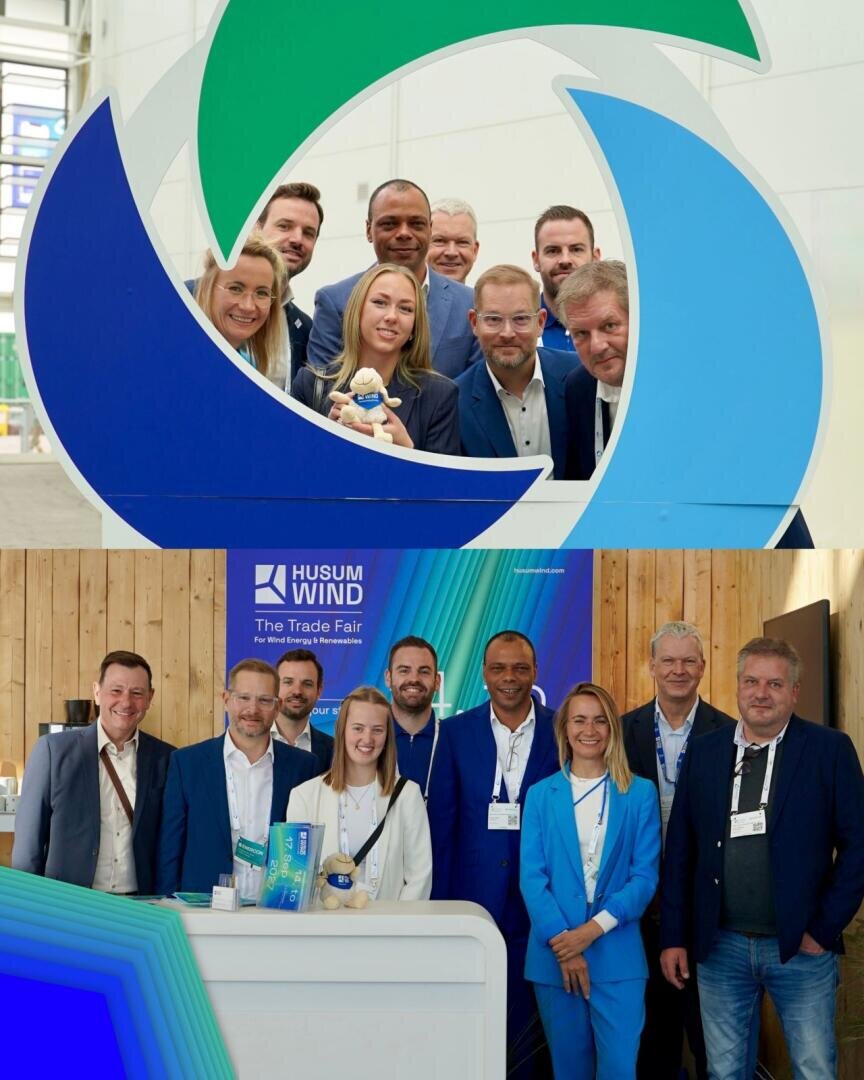 Eine Collage, die eine Gruppe von Fachbesuchern der Messe Husum Wind zeigt, wobei auf einem Foto zu sehen ist, wie sie hinter einem runden Markenausschnitt posieren.