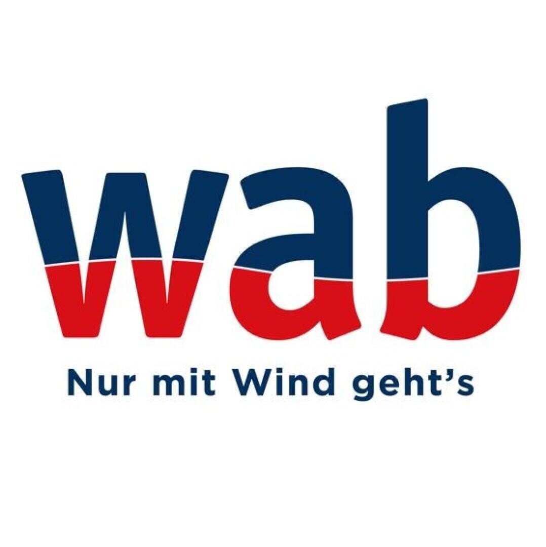 Logo mit dem Wort wab in fetten Buchstaben, in der oberen Hälfte blau und in der unteren Hälfte rot gefärbt. Darunter steht der deutsche Text: Nur mit Wind geht's. Der Hintergrund ist weiß.