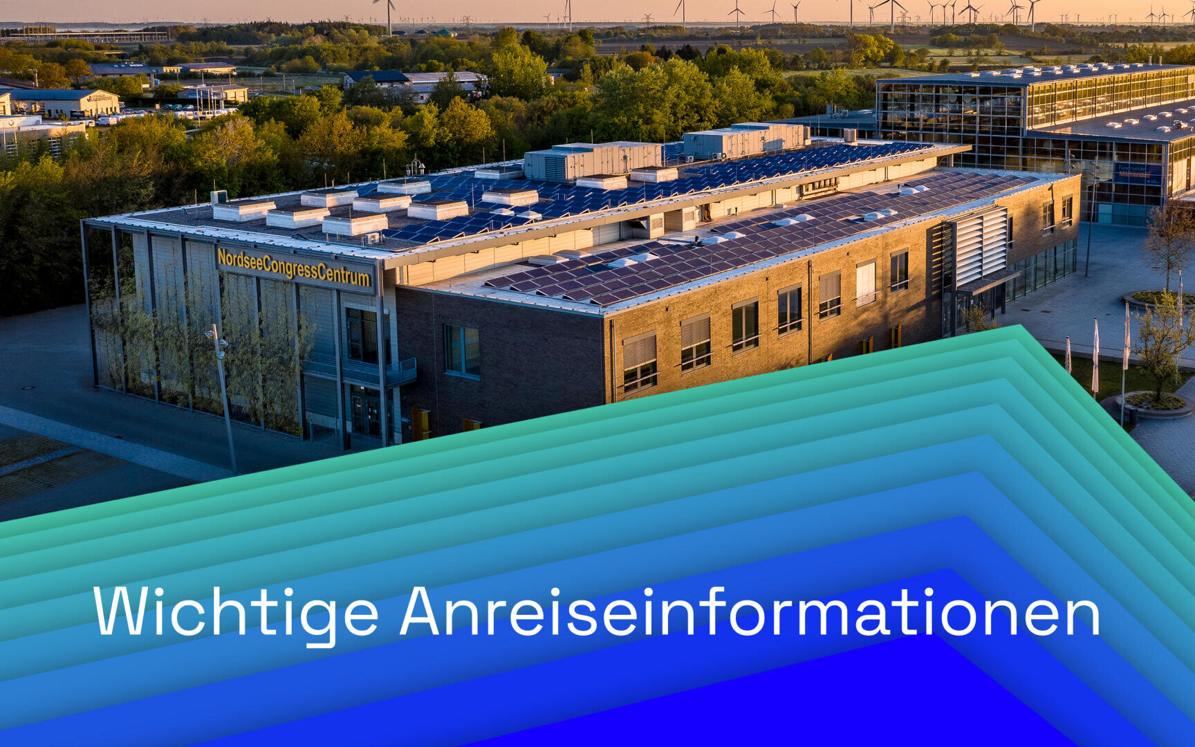 Luftaufnahme eines modernen Konferenzzentrums bei Sonnenuntergang, mit der Aufschrift Wichtige Anreiseinformationen auf einem blauen und grünen geometrischen Overlay im Vordergrund.