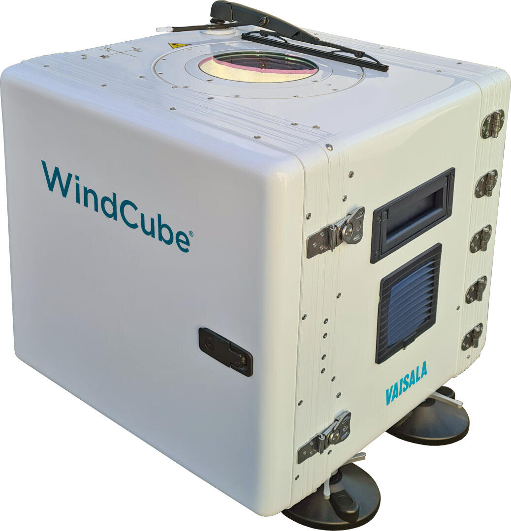 Ein weißes rechteckiges Gerät mit der Bezeichnung „WindCube“ und „Vaisala“ mit Lüftungsöffnungen, Griffen und Saugnäpfen an der Basis, das zur Windmessung und Erfassung atmosphärischer Daten verwendet wird.