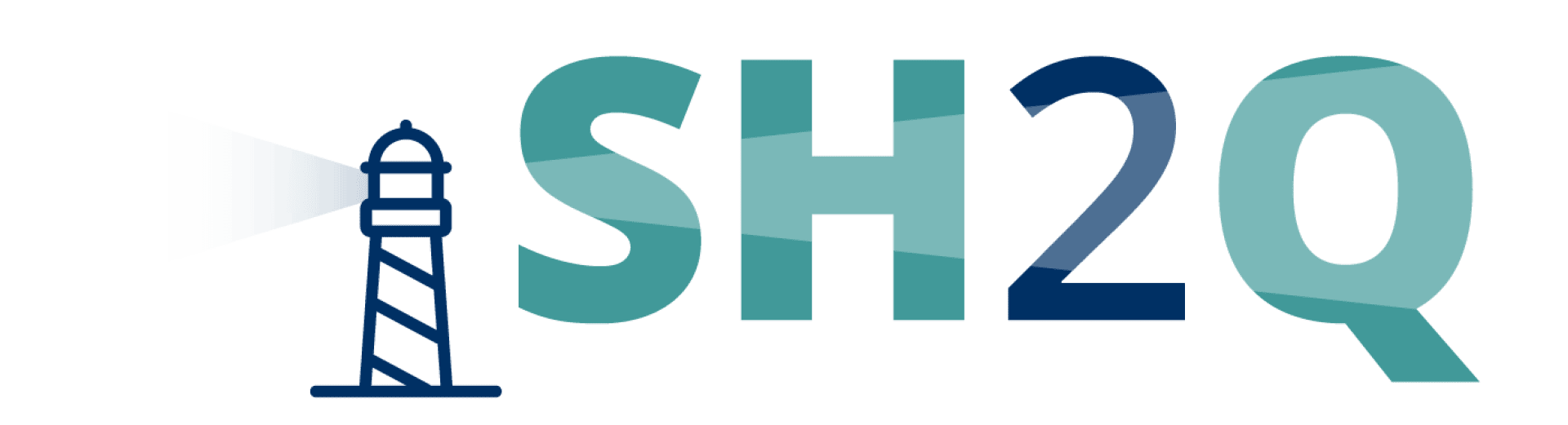 Eine Grafik eines Leuchtturms, der nach links leuchtet, neben großen, blaugrünen und marineblauen Buchstaben und Zahlen: SH2Q auf hellem Hintergrund.