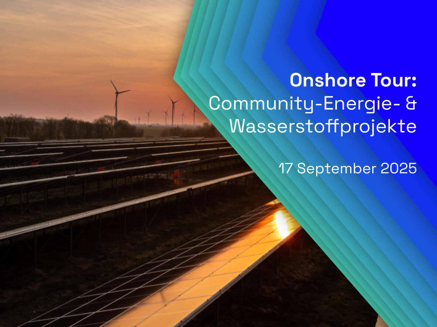 Reihen von Sonnenkollektoren und Windturbinen bei Sonnenuntergang, mit Textüberlagerung: "Onshore Tour: Community-Energie- & Wasserstoffprojekte, 17. September 2025" auf einem blauen und grünen geometrischen Hintergrund.