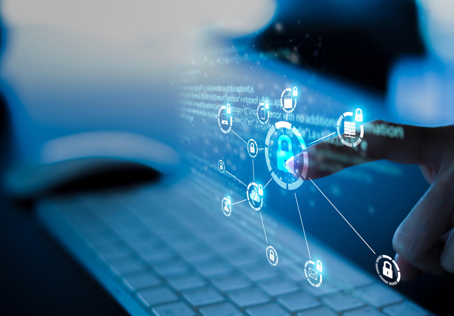 Eine Hand berührt ein digitales Schlosssymbol auf einer transparenten Oberfläche über einer Tastatur, mit der mehrere Sicherheits- und Netzwerksymbole verbunden sind, die Cybersicherheit und Datenschutz symbolisieren.