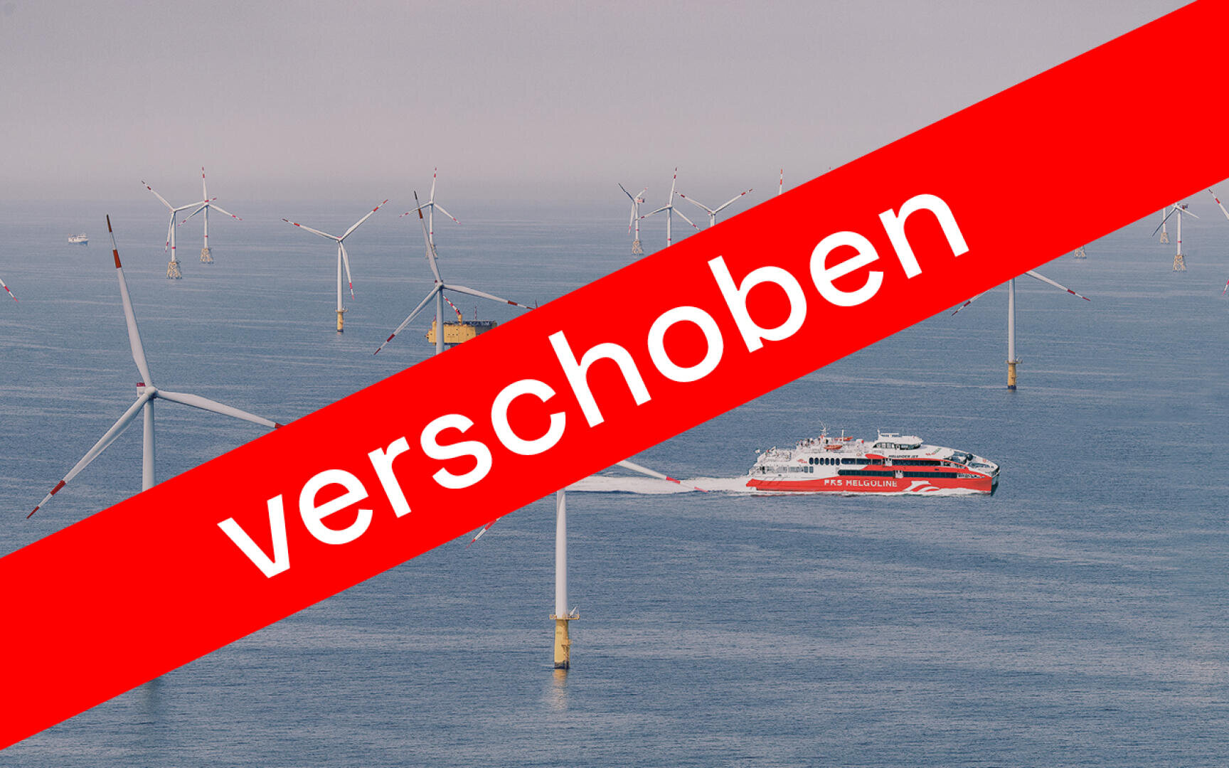 Ein rotes diagonales Banner mit dem Wort "verschoben" verdeckt das Bild einer Fähre, die durch einen Offshore-Windpark im Meer fährt. Im Hintergrund sind mehrere Windkraftanlagen zu sehen.