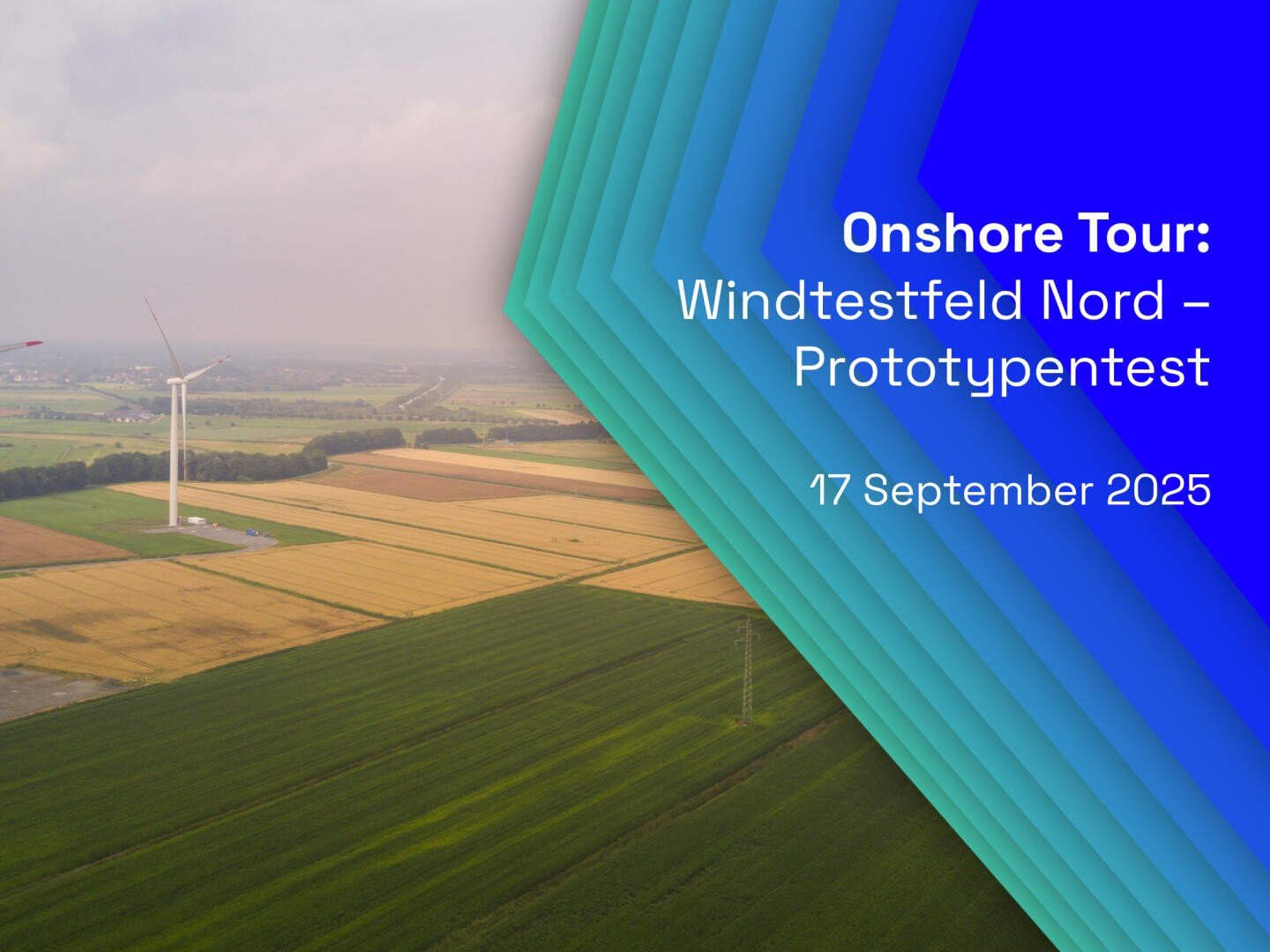 Eine Windkraftanlage steht in einem grün-braunen Feld unter einem bewölkten Himmel. Textüberlagerung lautet: Onshore Tour: Windtestfeld Nord - Prototypentest, 17. September 2025 auf einem blauen geometrischen Hintergrund.