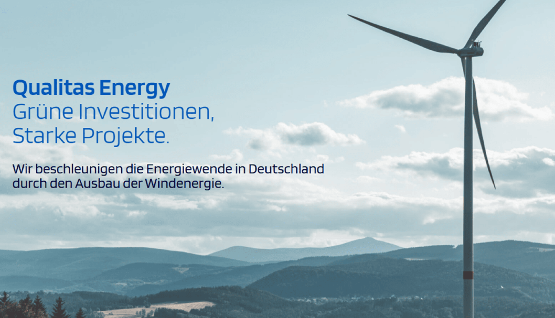 Eine Windkraftanlage steht auf einem Hügel vor einer sanften Hügellandschaft und einem teilweise bewölkten Himmel. Der deutsche Text links wirbt für grüne Investitionen und Windenergieprojekte von Qualitas Energy.