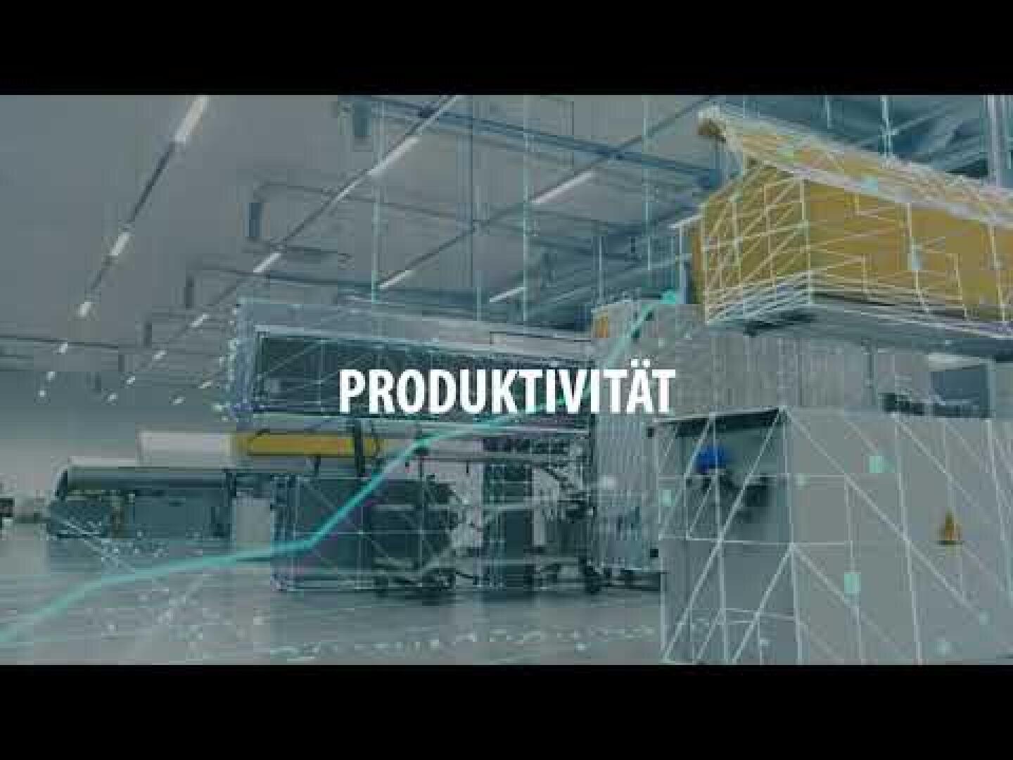 Ein modernes Industrieunternehmen mit großen Maschinen und digitalen Rastereinblendungen. Der Schriftzug PRODUKTIVITÄT ist prominent in der Mitte platziert.