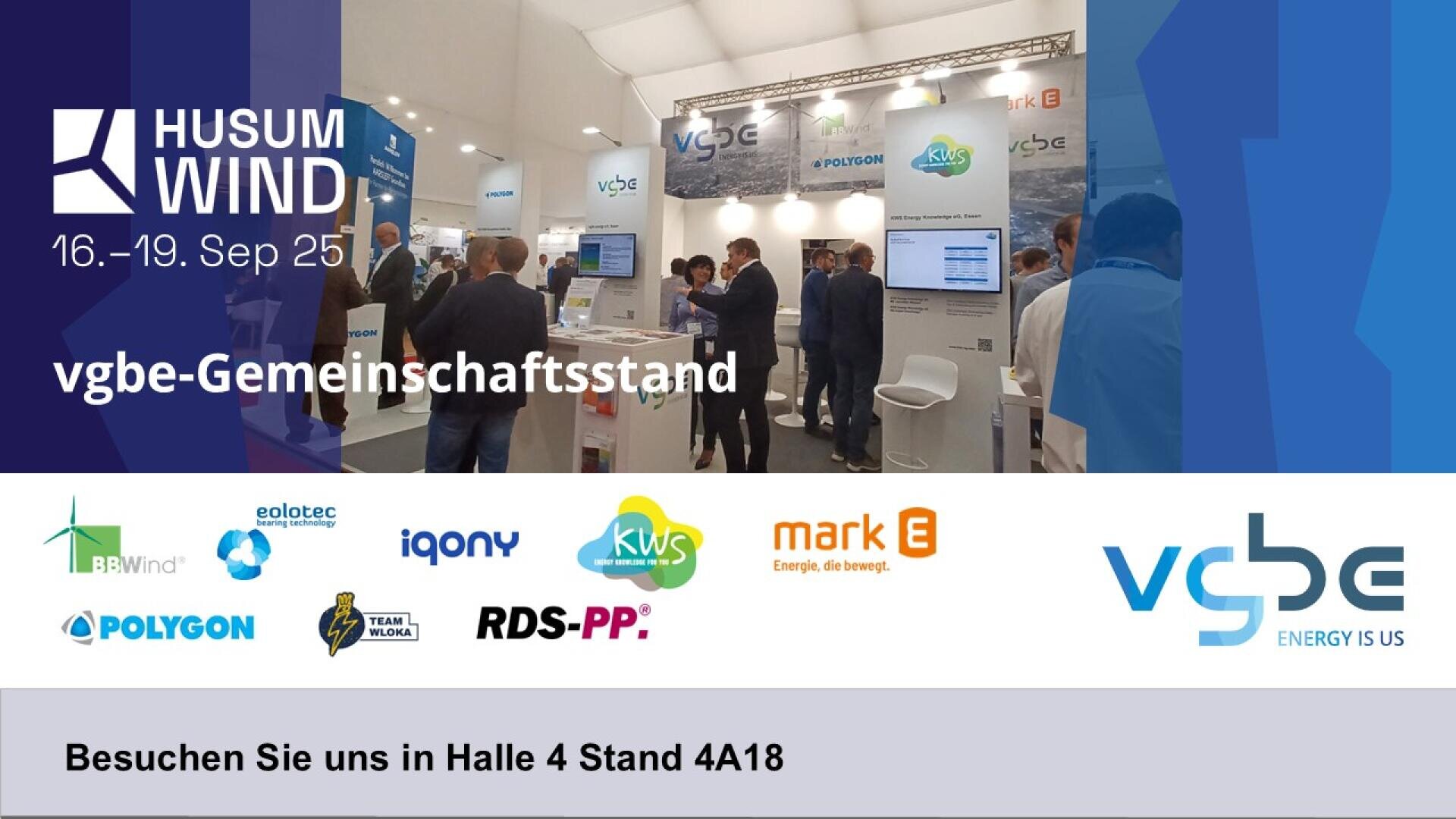 Messestand auf der Husum Wind 2025 mit Menschen in Interaktion; Banner zeigen vgbe-Gemeinschaftsstand und Partnerlogos. Der Text lädt die Besucher in Halle 4, Stand 4A18 ein.