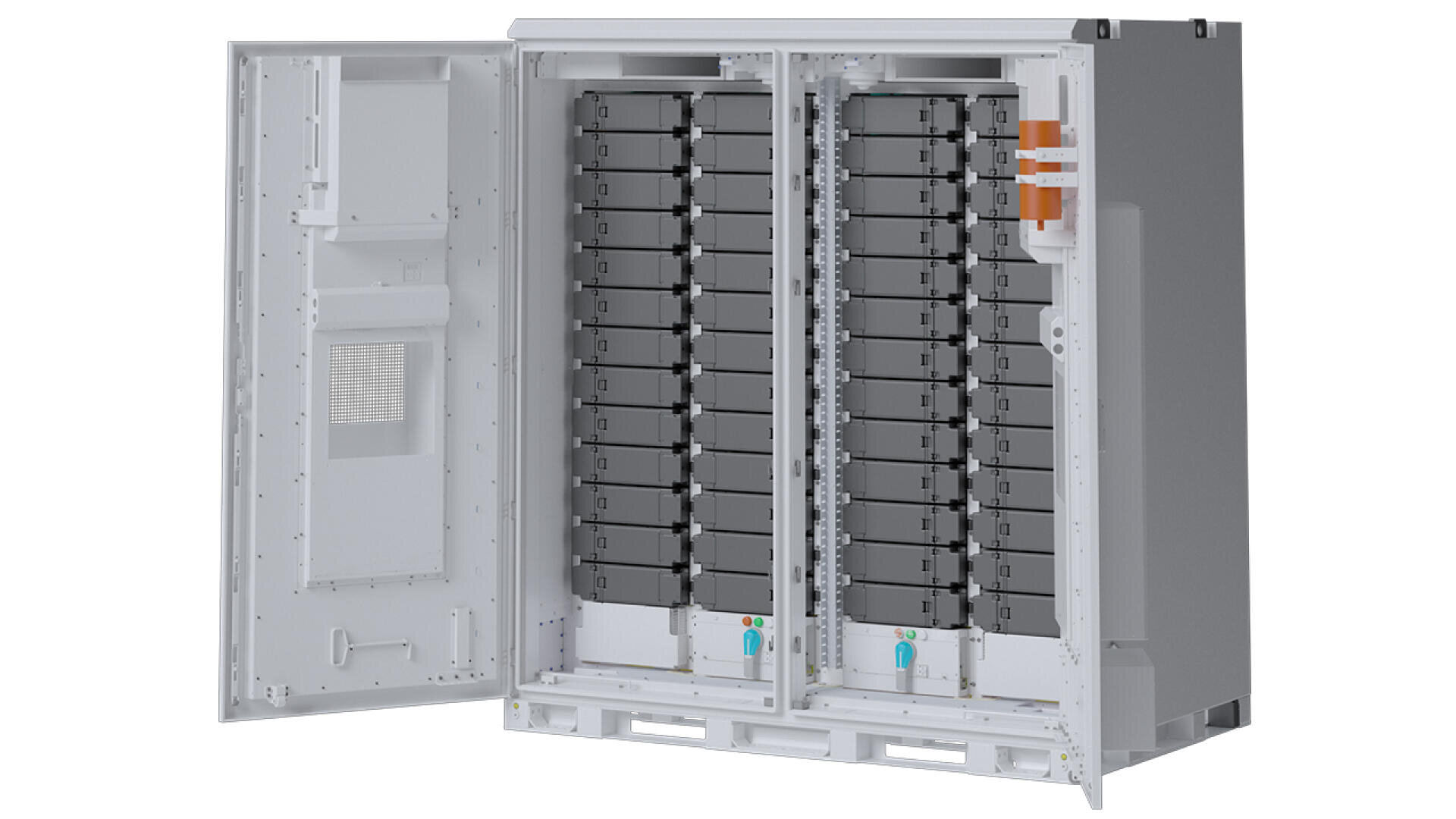 Ein großer, grauer Schaltschrank, dessen Tür geöffnet ist und der zwei vertikale Reihen schwarzer Batteriemodule und mehrere orangefarbene Anschlüsse enthält.