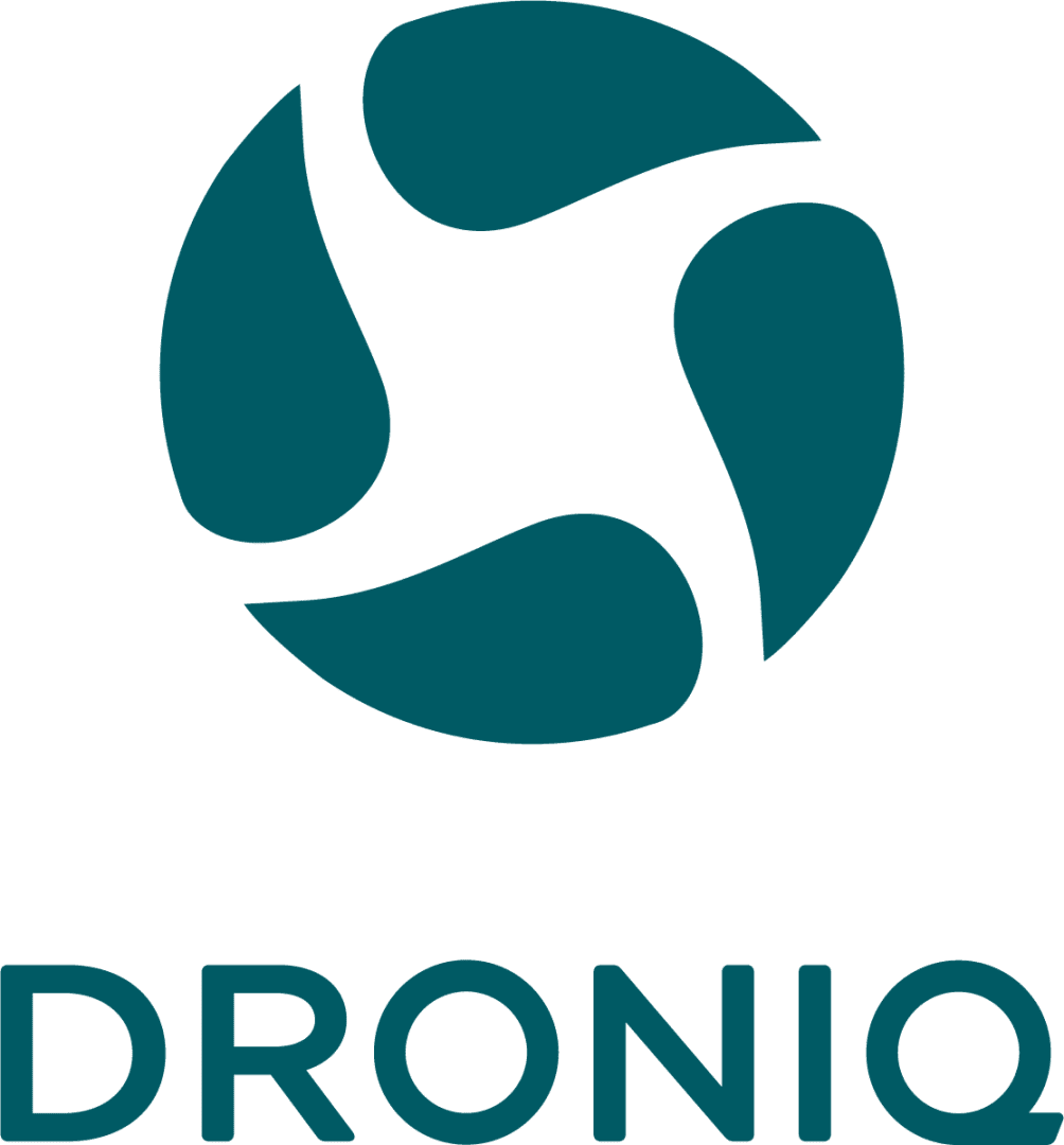 Tealfarbenes, kreisförmiges Logo mit drei gebogenen, blattähnlichen Formen im Inneren, die an einen sich drehenden Propeller erinnern. Das Wort DRONIO erscheint in fetten Großbuchstaben unterhalb des Symbols.