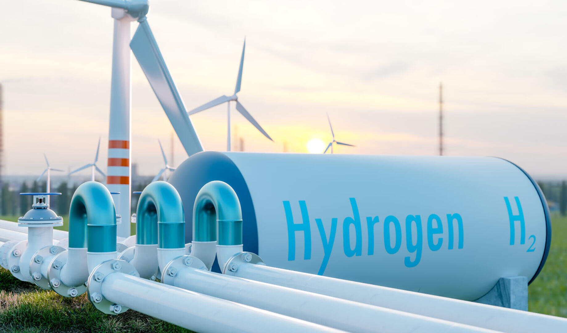 Ein Wasserstoffspeicher mit der Aufschrift Hydrogen H2 ist mit mehreren Rohren in einem Feld mit Windturbinen verbunden und symbolisiert erneuerbare Energie und die Wasserstoffproduktion bei Sonnenuntergang.