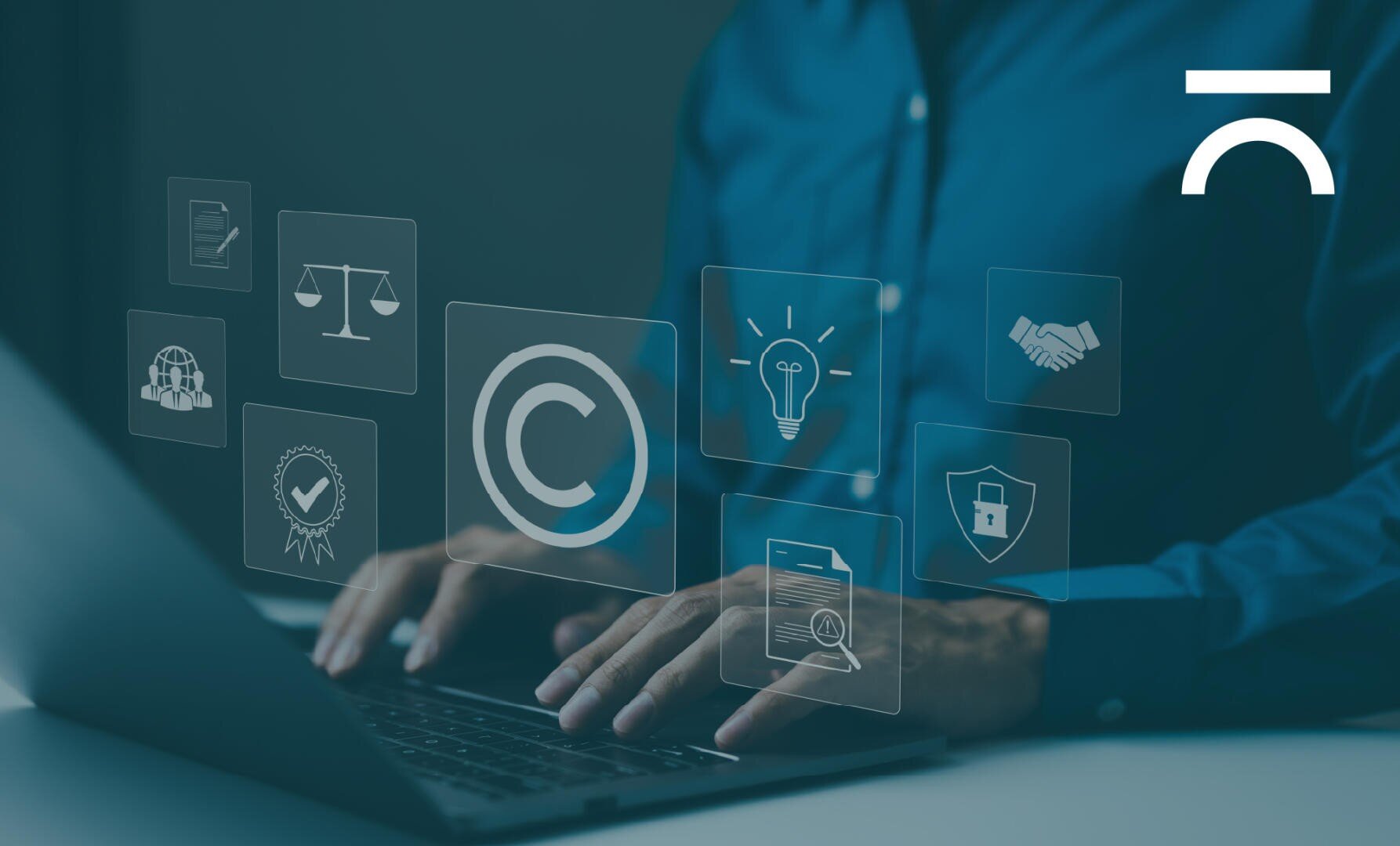 Eine Person tippt auf einem Laptop, wobei schwebende digitale Symbole, die Begriffe wie Urheberrecht, Ideen, Rechtsschutz, Sicherheit und Vereinbarungen darstellen, das Bild überlagern.