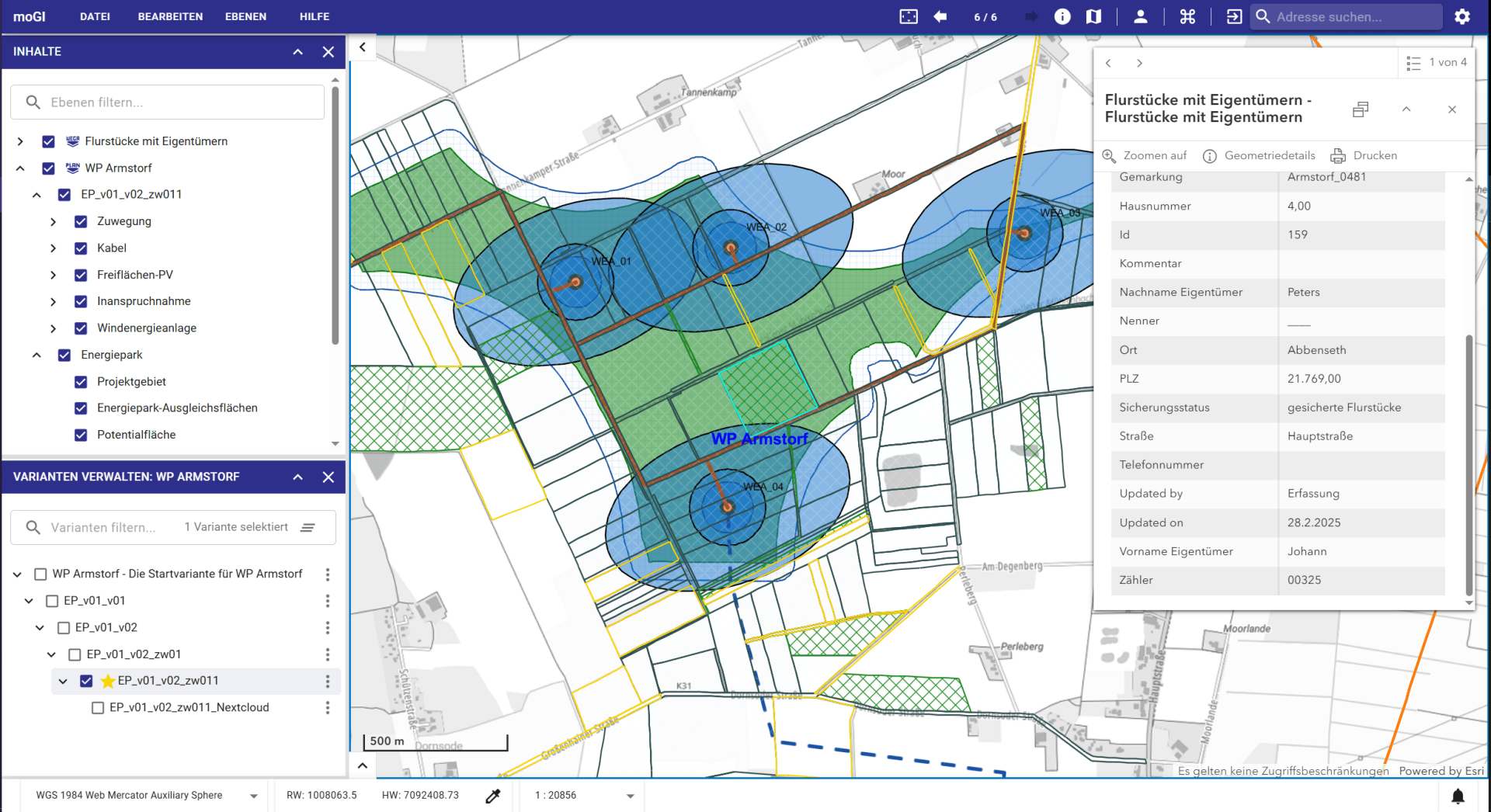 Eine digitale Katasterkarte zeigt Parzellen, Grundstücksgrenzen und Eigentümerinformationen an. Blaue Kreise zeigen relevante Zonen an, während eine Seitenleiste Details zu Grundstücken und Eigentümern auflistet. Auf der Benutzeroberfläche sind verschiedene Kartierungswerkzeuge und Ebenen sichtbar.