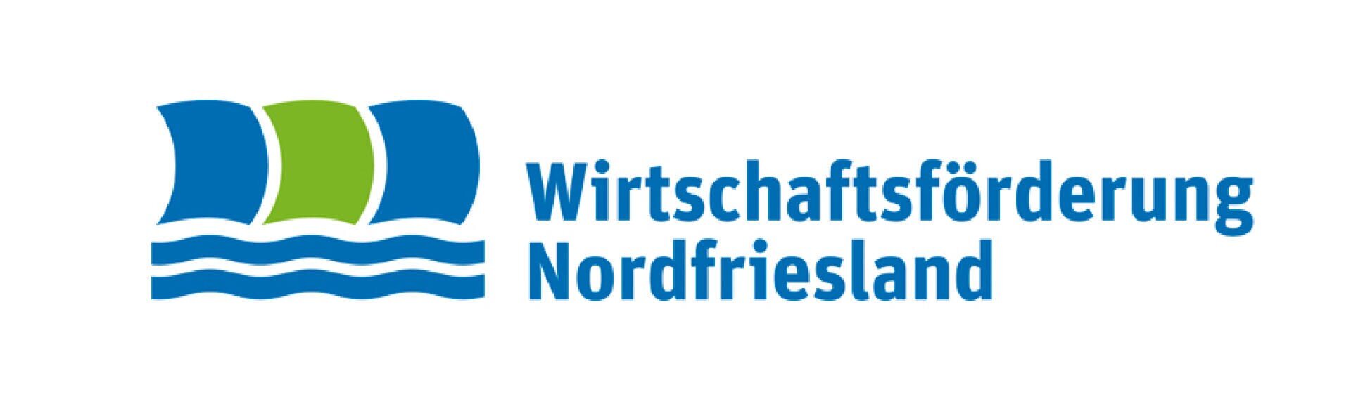 Logo mit stilisierten blauen und grünen Segeln über blauen Wellen, daneben der Text Wirtschaftsförderung Nordfriesland in blauen Buchstaben.