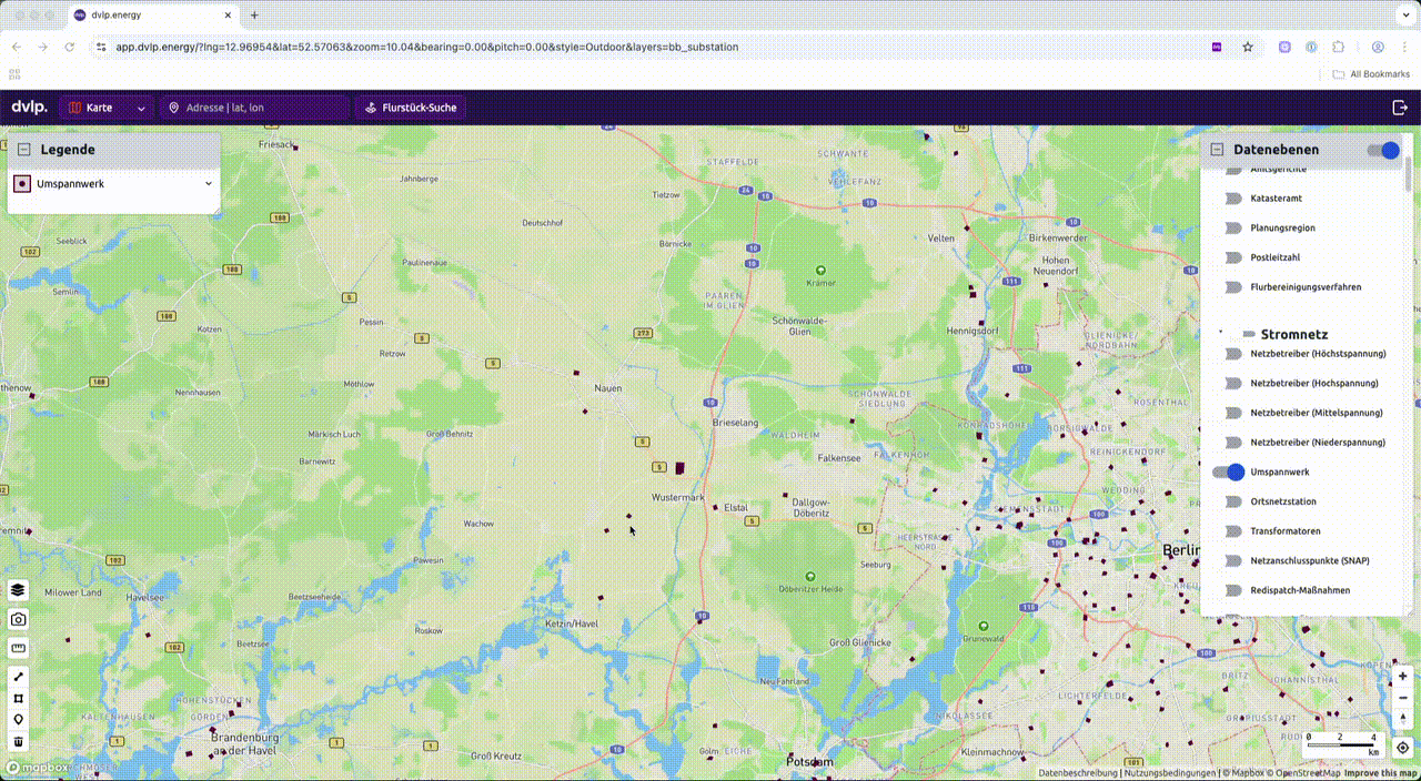 A digital map interface shows areas around Berlin, Germany, with symbols representing the energy infrastructure. A sidebar on the right lists selectable data layers, and a legend on the left explains the map symbols. The user interface is in German.