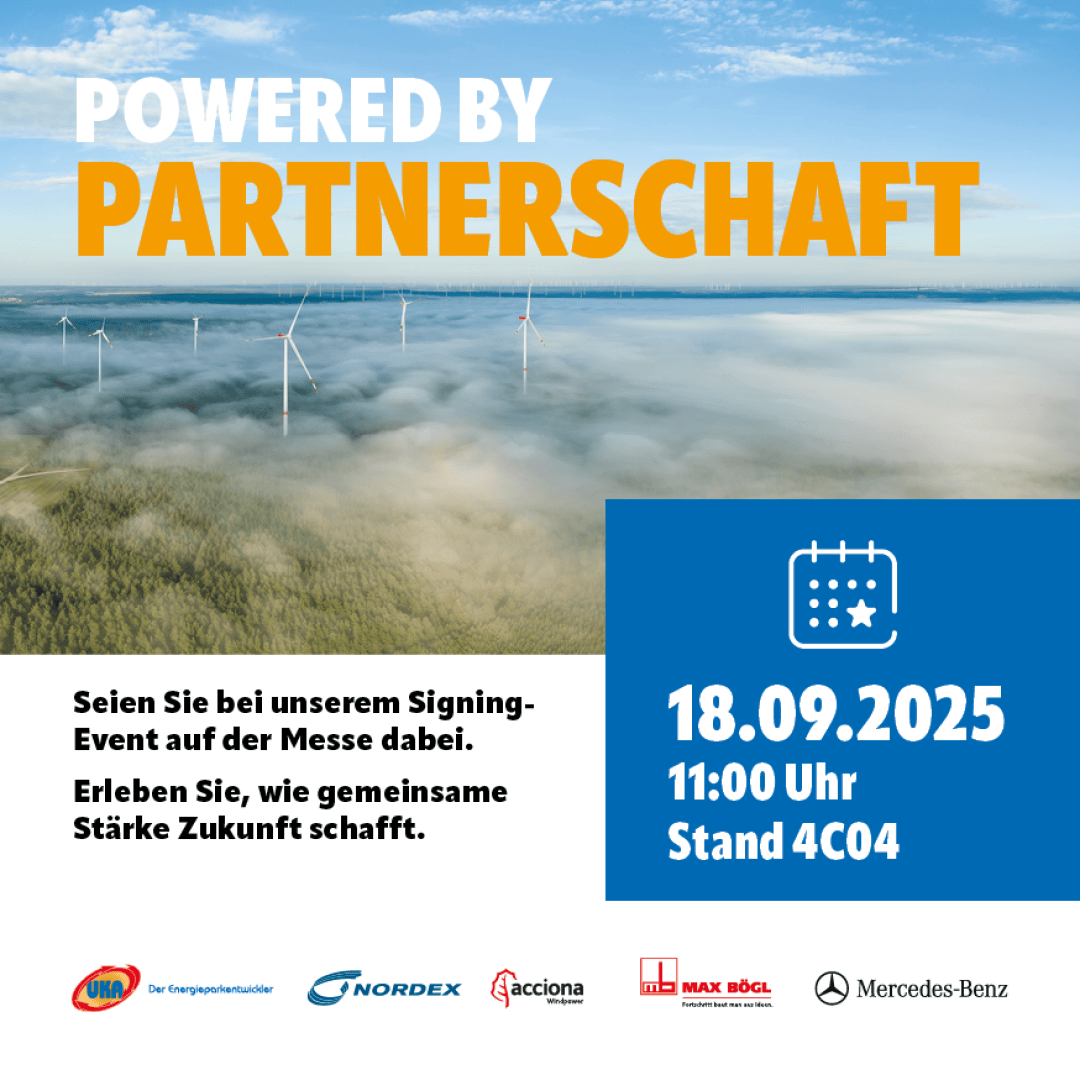 Luftaufnahme von Windkraftanlagen in einer grünen Landschaft mit Veranstaltungshinweisen auf Deutsch zu einer Signierveranstaltung am 18.09.2025 um 11:00 Uhr, Stand 4C04. Die Logos verschiedener Unternehmen befinden sich am unteren Rand.