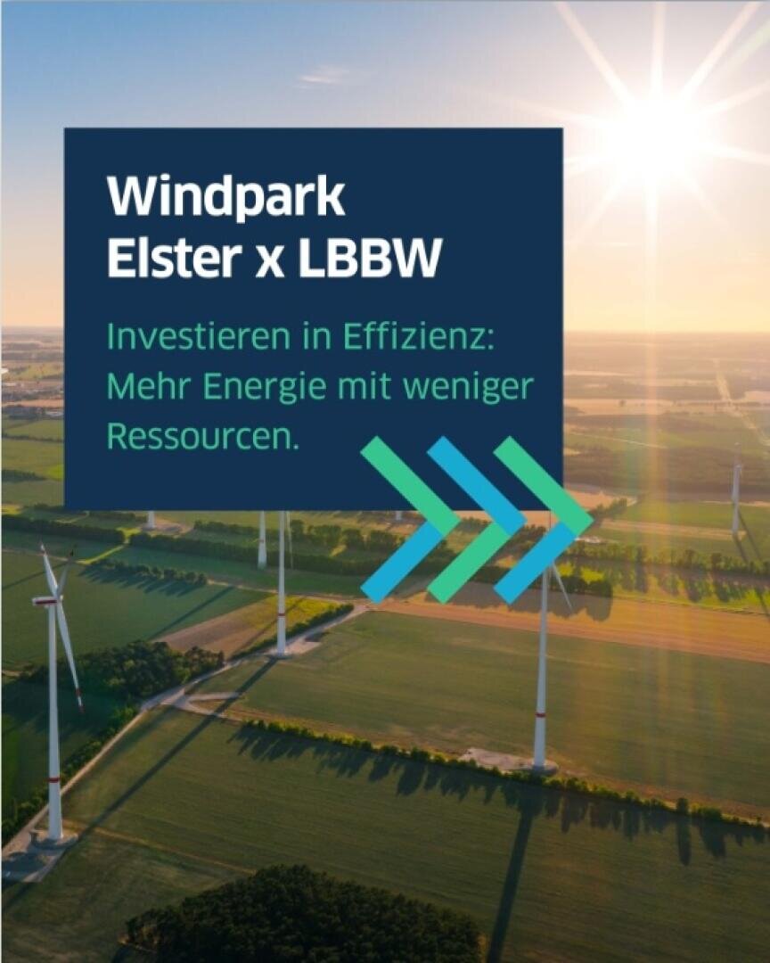 Blick auf einen Windpark mit Windturbinen in einer grünen Landschaft unter strahlender Sonne. Der überlagerte Text lautet: Windpark Elster x LBBW. Investieren in Effizienz: Mehr Energie mit weniger Ressourcen.