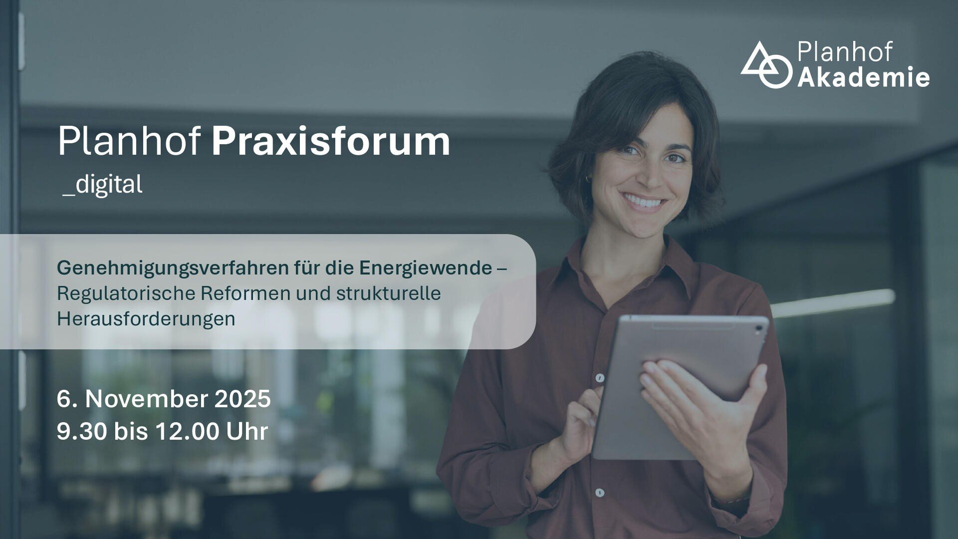 Frau mit Tablet lächelt in die Kamera; daneben Text zum digitalen Planhof Praxisforum am 6. November 2025 mit Fokus auf Genehmigungsverfahren und regulatorische Reformen für die Energiewende.