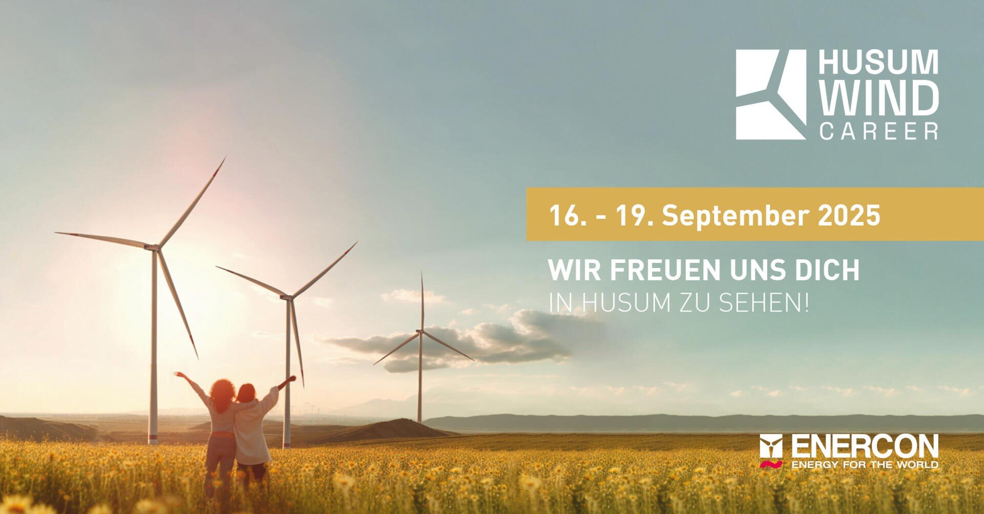 Zwei Personen stehen in einem gelben Blumenfeld mit Windkraftanlagen im Hintergrund bei Sonnenuntergang. Die Veranstaltungsdetails für Husum Wind Career sind überlagert, wobei die Daten hervorgehoben sind: 16-19 September 2025. Das Enercon-Logo ist sichtbar.