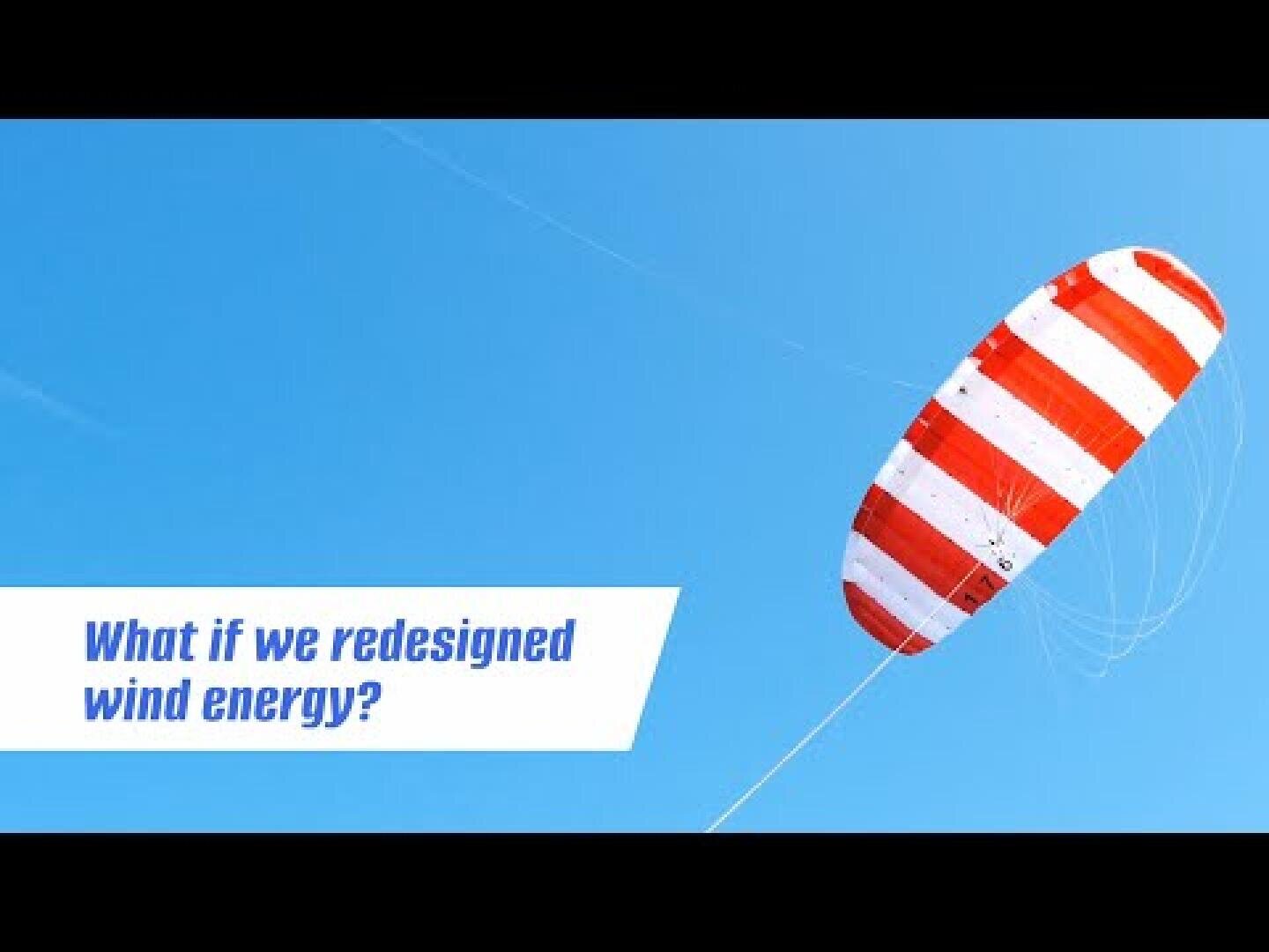 Ein rot-weiß gestreifter Drachen fliegt in einem klaren blauen Himmel. Unten links steht in weißer Schrift auf einem blauen Banner: "What if we redesigned wind energy?.