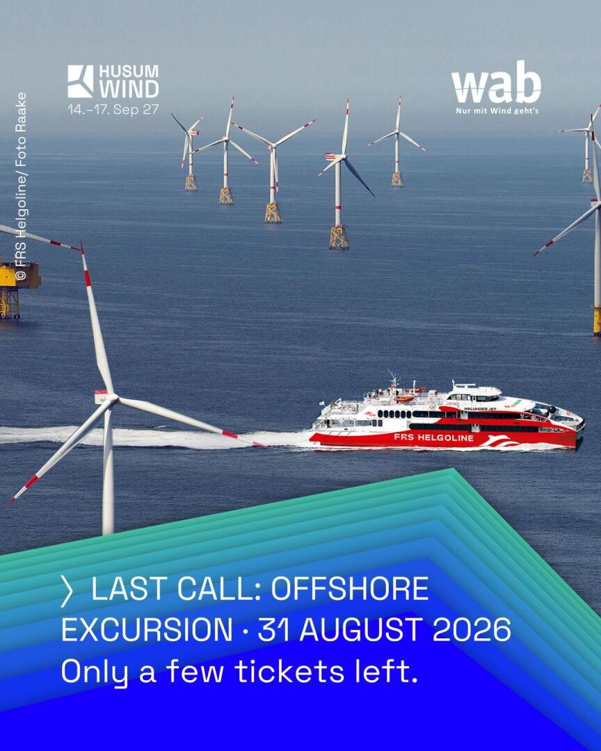 Eine rot-weiße Fähre fährt in der Nähe von Offshore-Windkraftanlagen vorbei. Der Text wirbt für einen Ausflug aufs Meer am 31. August 2026 und weist darauf hin, dass nur noch wenige Tickets verfügbar sind. Oben sind die Logos von Husum Wind und wab zu sehen.