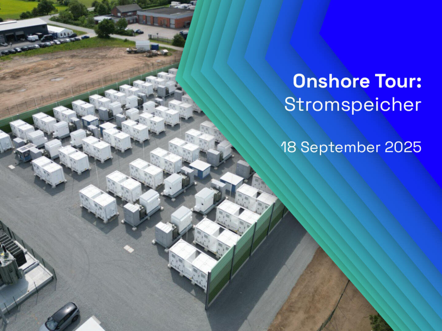 Luftaufnahme einer Anlage mit vielen weißen Lagereinheiten, umgeben von einem Zaun. Der überlagerte Text lautet: Onshore Tour: Stromspeicher, 18. September 2025 auf blauem, geometrischem Hintergrund.