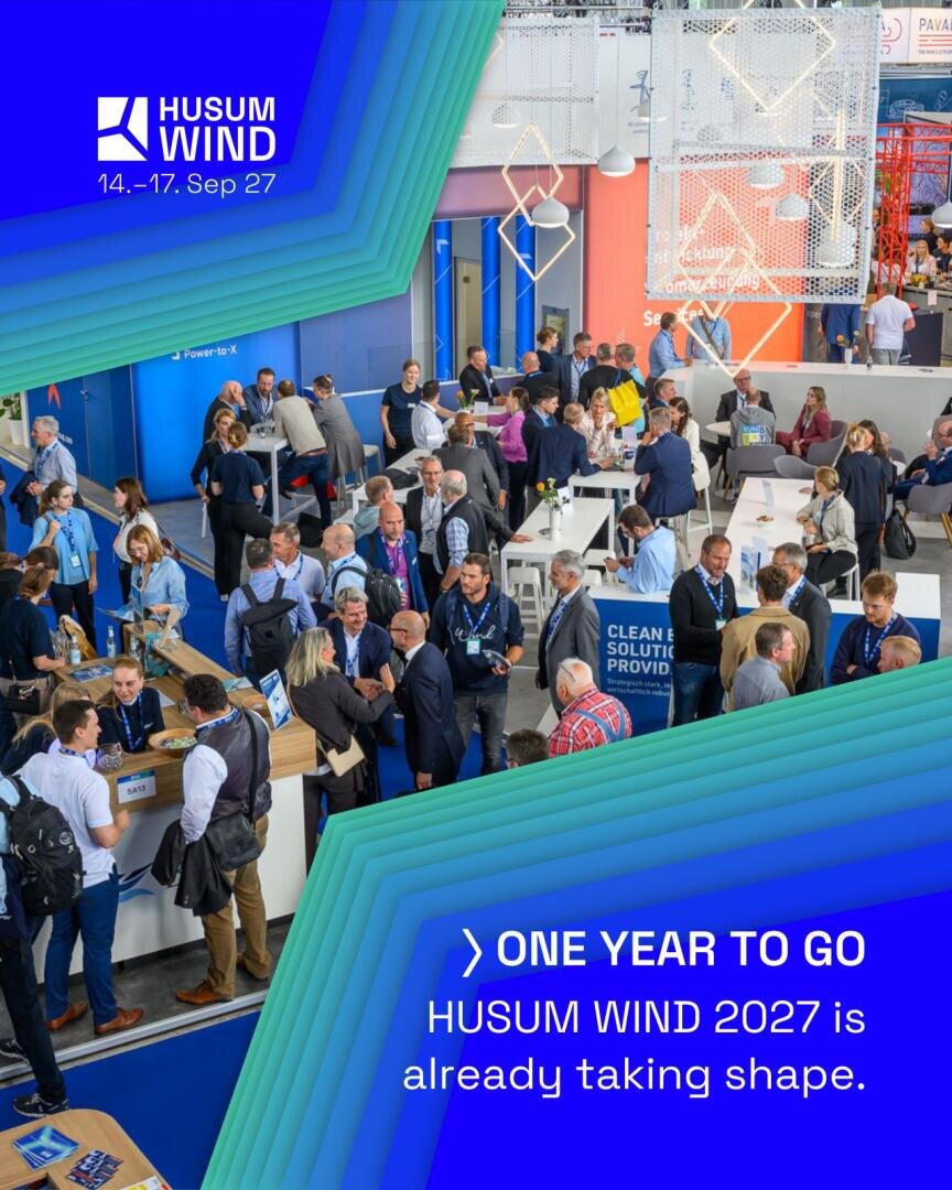 Eine belebte Messehalle mit Besuchern, die Kontakte knüpfen, und Ausstellungsständen zum Thema Windenergie. Der Text lautet: NOCH EIN JAHR. Die HUSUM WIND 2027 nimmt bereits Gestalt an. Veranstaltungstermin: 14.–17. September 27.
