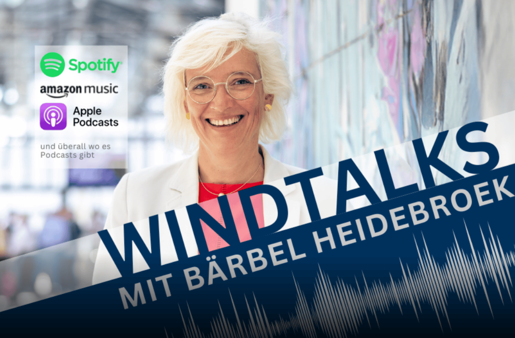Eine lächelnde Frau mit blonden Haaren und Brille steht vor einer bunten Wand. Der Text lautet: WINDTALKS MIT BÄRBEL HEIDEBROEK. Links sind die Logos von Spotify, Amazon Music und Apple Podcasts zu sehen.