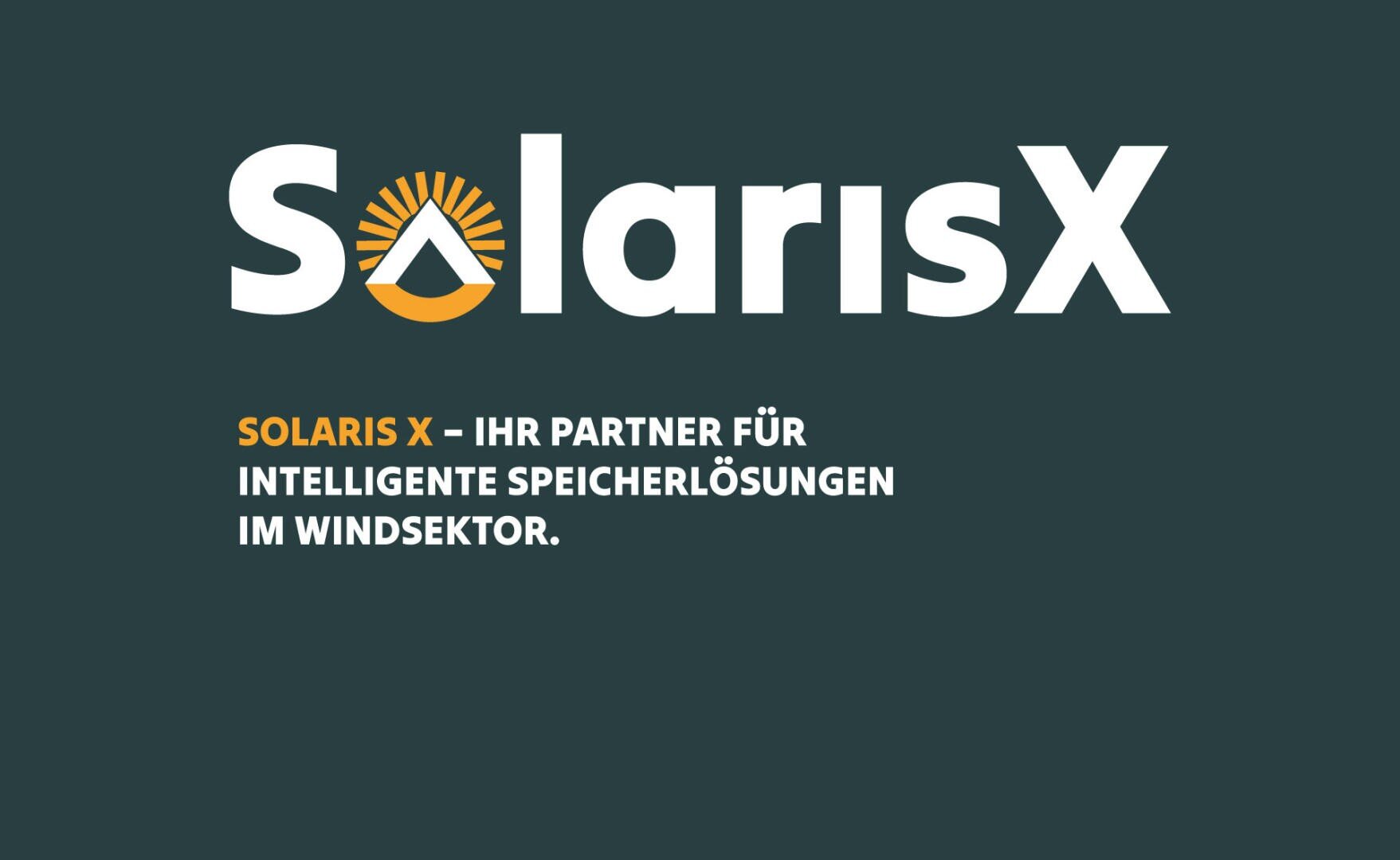 Logo für SolarisX mit einer stilisierten Sonne und einem Bergsymbol im Buchstaben o. Der Text lautet: Solaris X - Ihr Partner für intelligente Speicherlösungen im Windsektor.