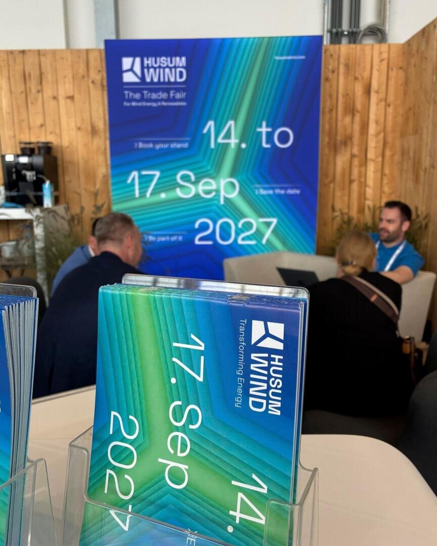 Werbematerialien für die Messe Husum Wind, die vom 14. bis 17. September 2027 stattfinden soll, wurden an einem Stand ausgestellt.