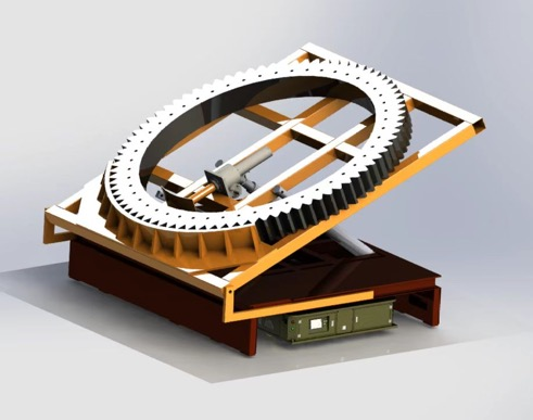 Ein 3D-Rendering einer mechanischen Baugruppe mit einem großen kreisförmigen Zahnrad, das auf einem geneigten rechteckigen Rahmen montiert ist, mit strukturellen Stützen und einem elektronischen Bauteil an der Basis.