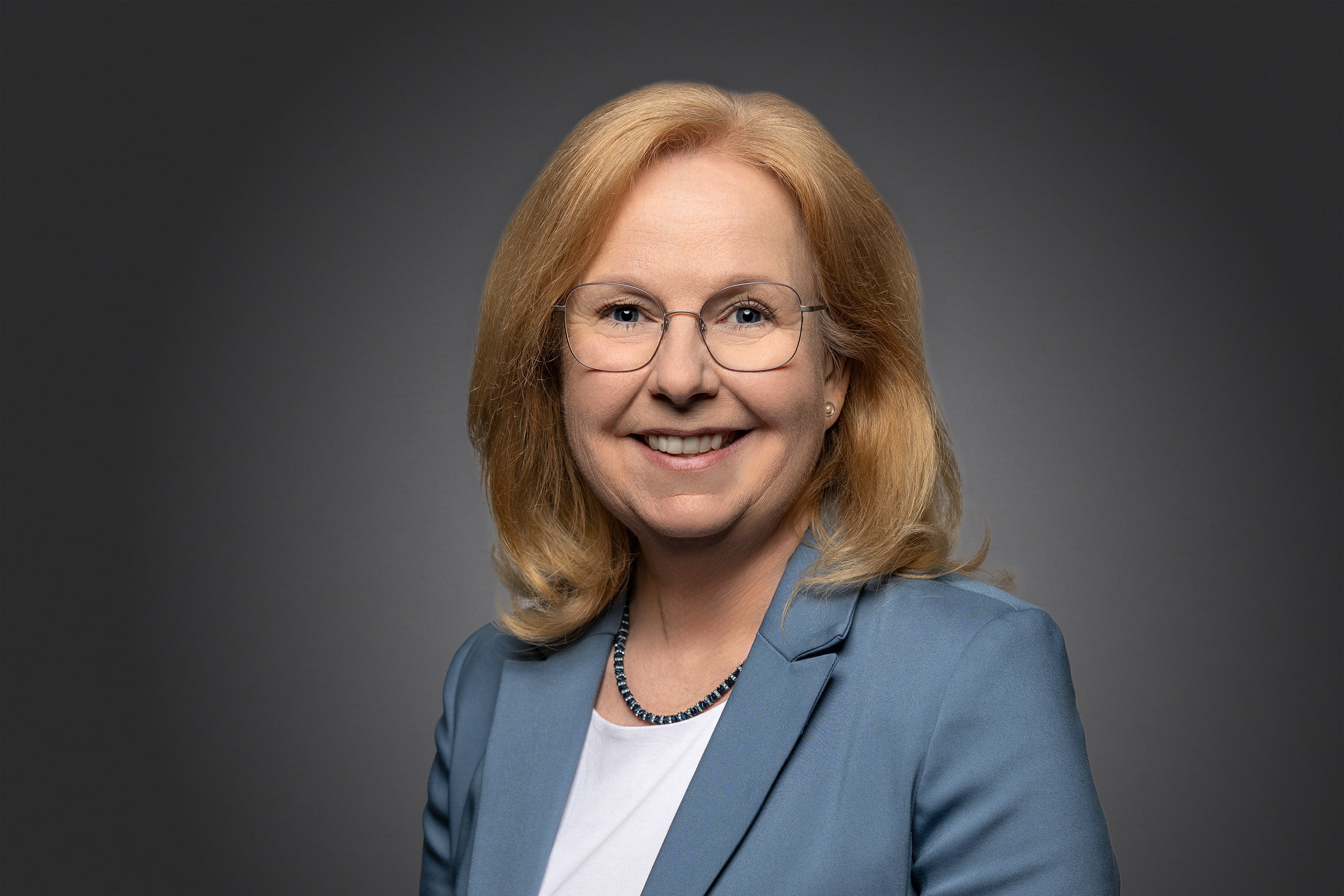Dr. Claudia Bardachzi